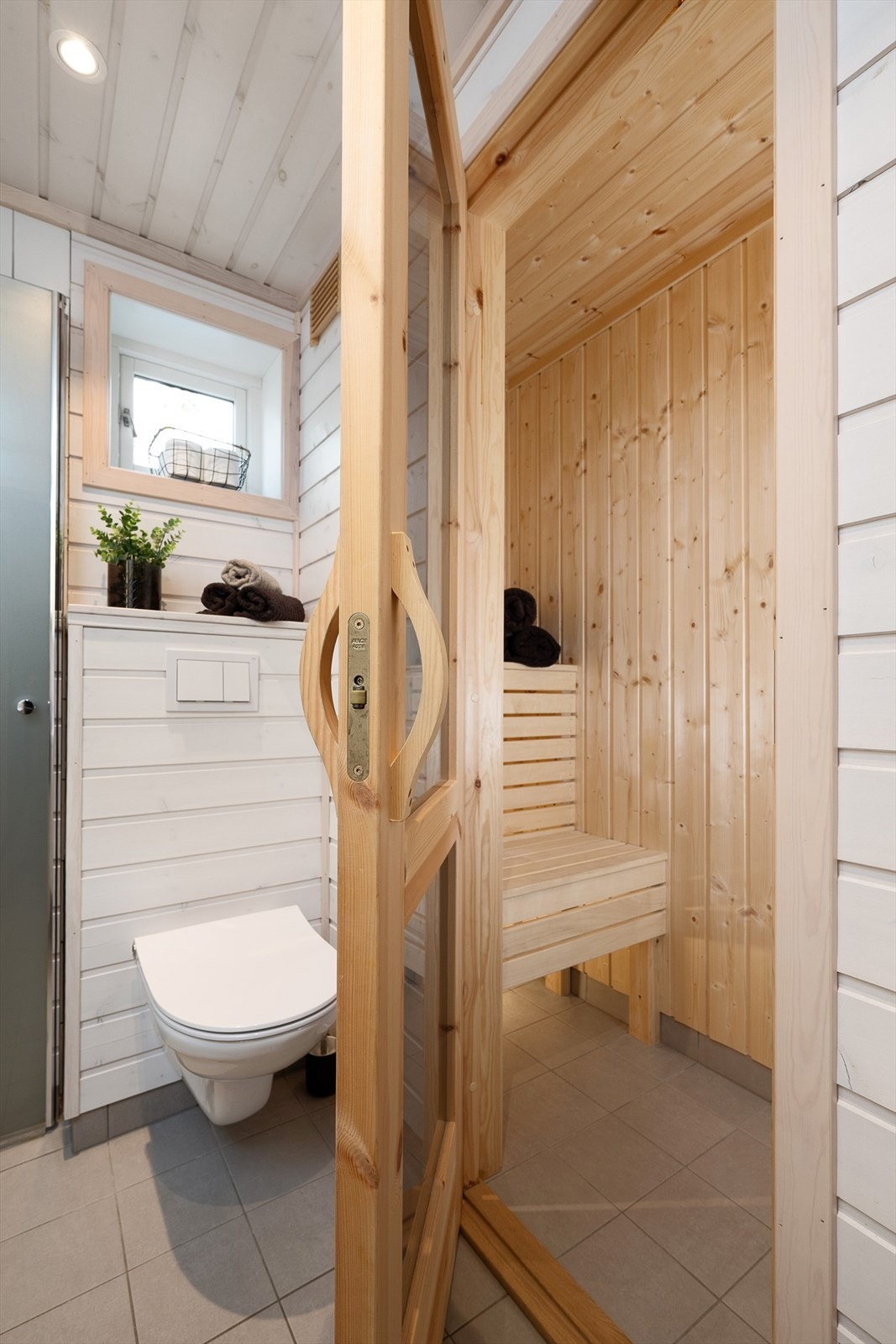 Badstue har elektrisk badstue ovn og trebenker. Galleribilde