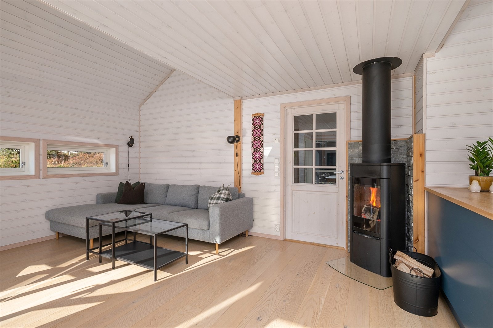 Oppholdsrommet har fin plass til både salong og spisebord. God takhøyde. Galleribilde