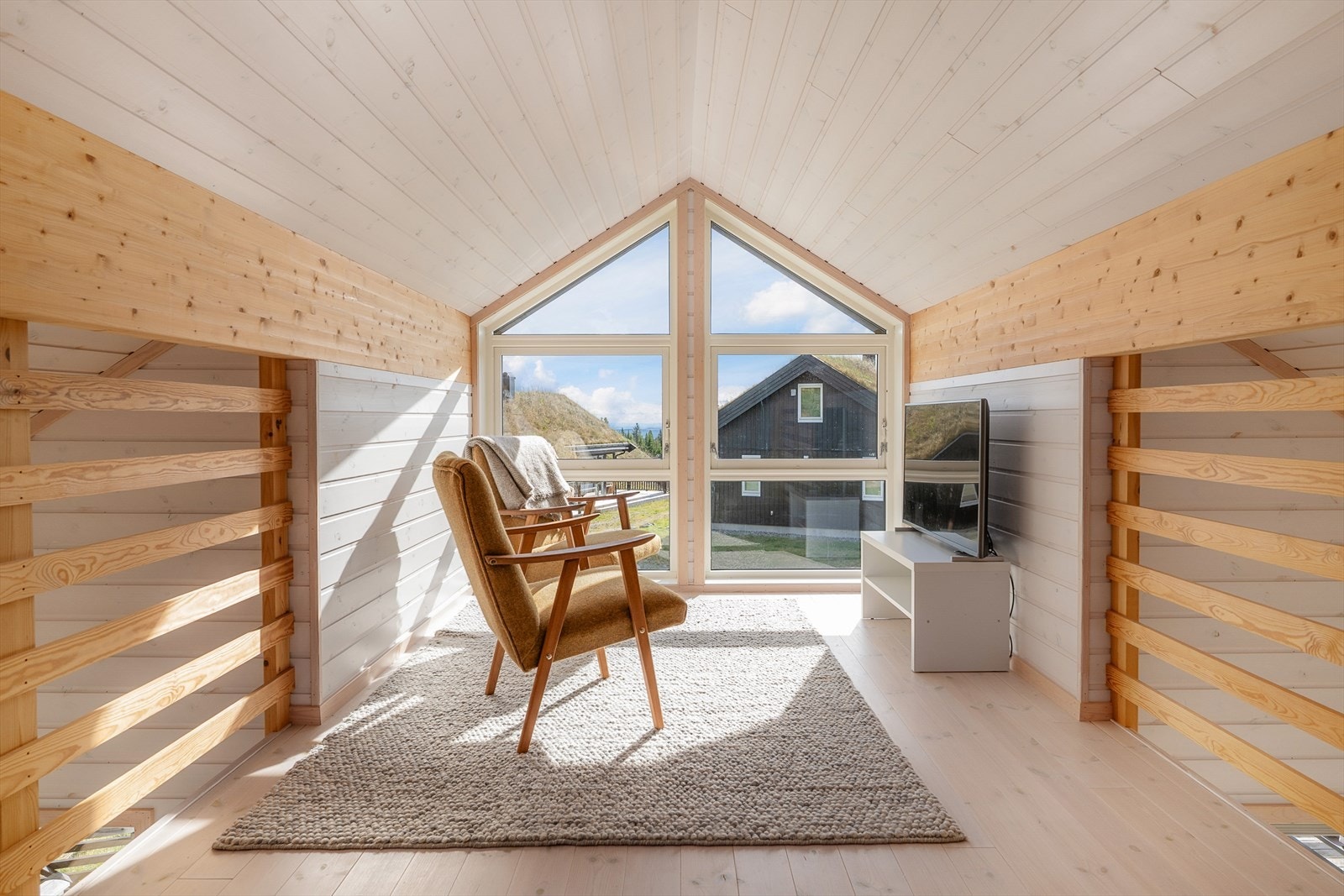 Stort vindu slipper inn fint lys på hemsen. Åpent ned mot oppholdsrommet. Galleribilde