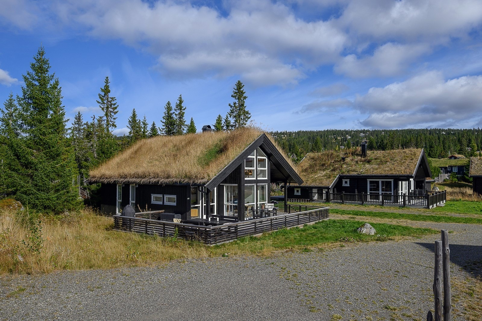 Hytta har flott plassering i området, innerst i en blindvei. Meget barnevennlig. Flatt og fint terreng. Galleribilde