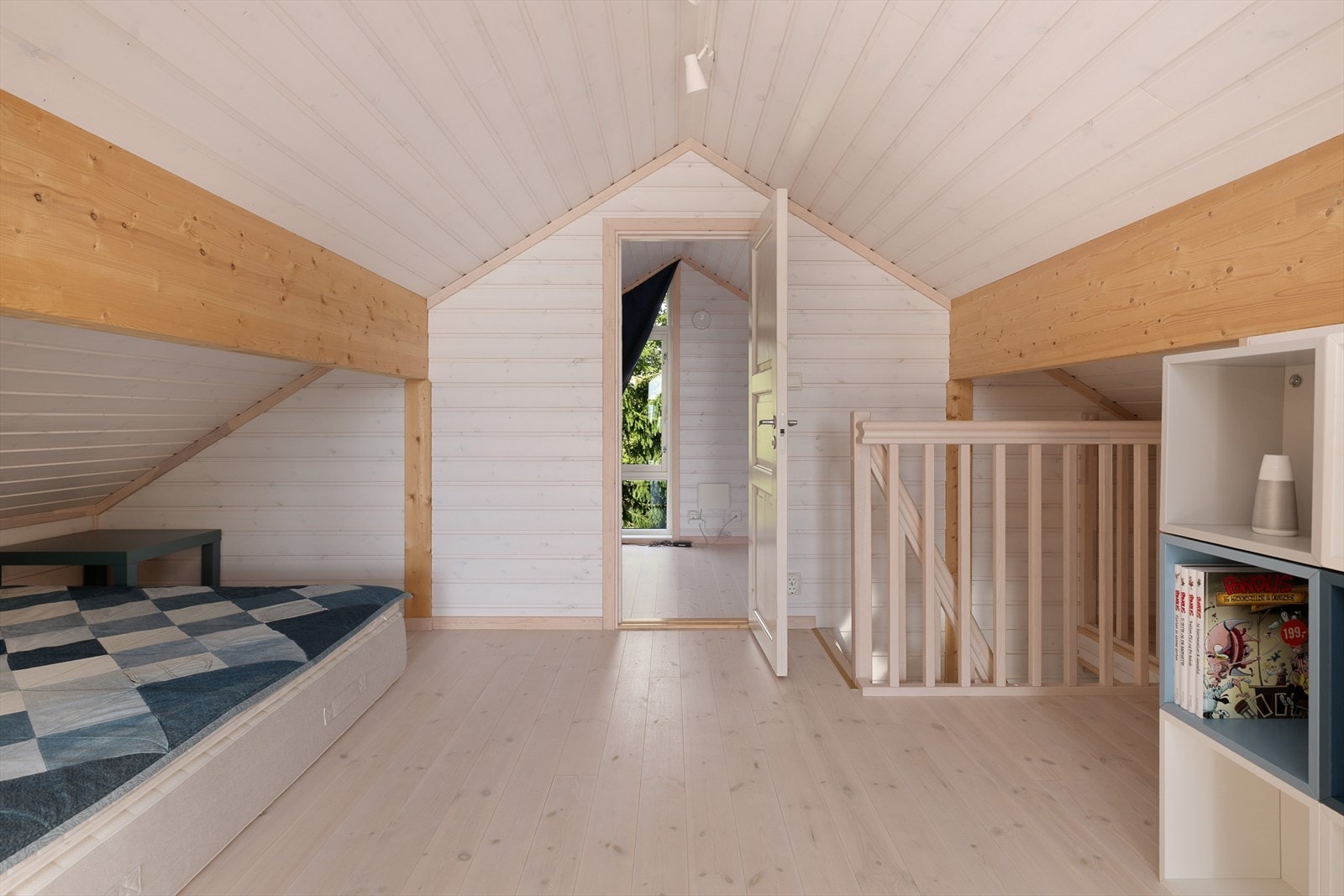 Hemsen er delt inn i stue og et soverom. Galleribilde