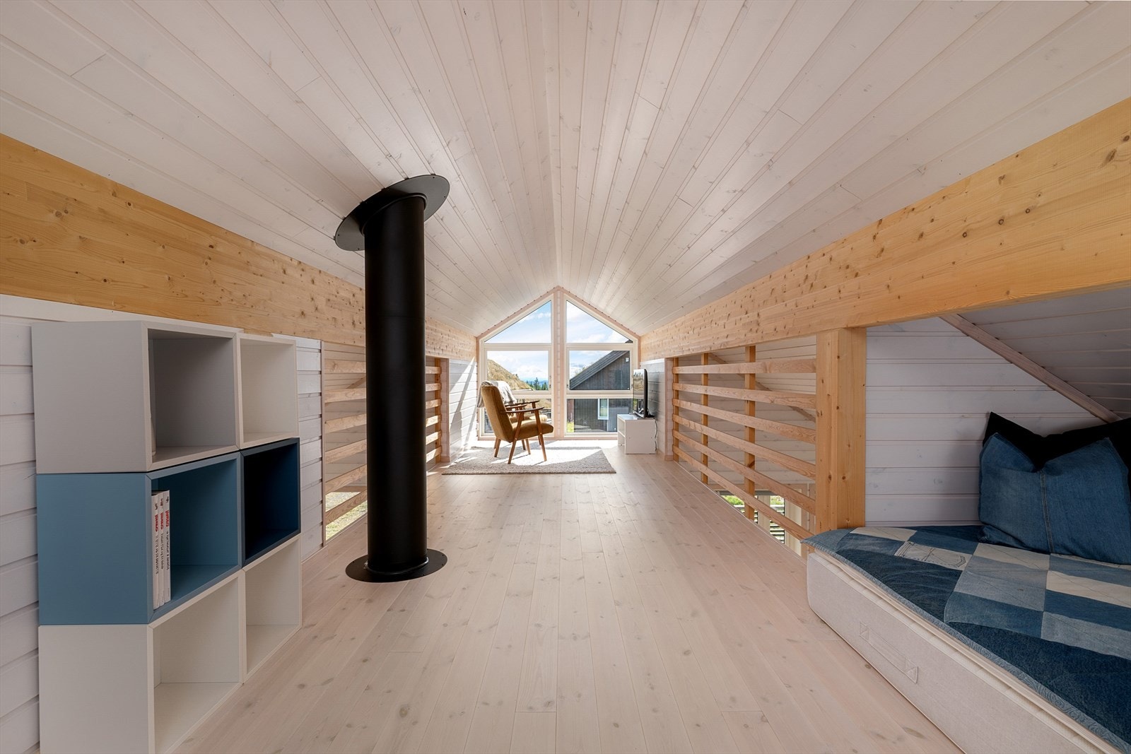 Smart og praktisk loft/hems i hytta. Her får du ekstra og verdifull oppholdsplass når en er mange på hytta. Galleribilde