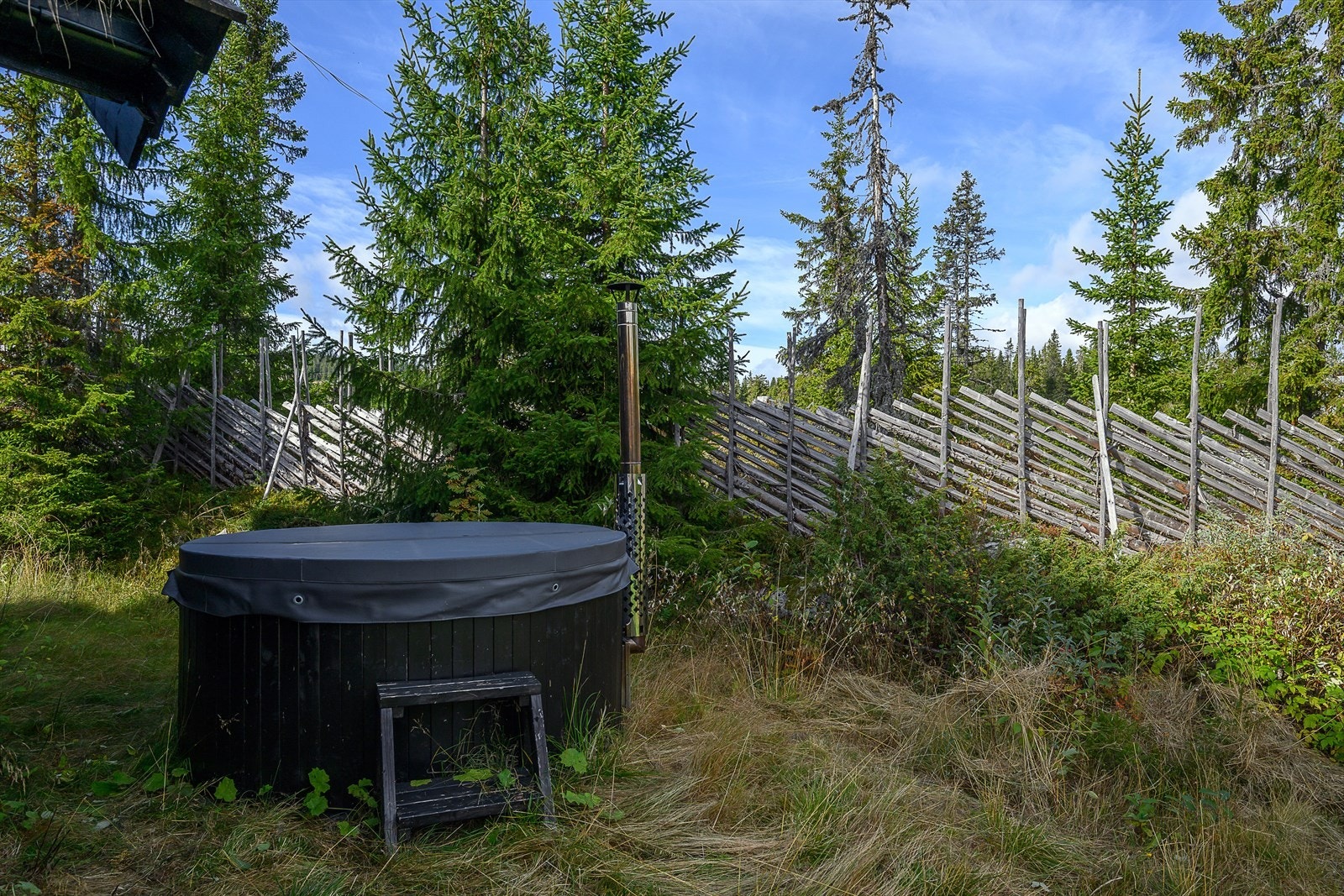 Vedfyrt badestamp medfølger i salget. Galleribilde