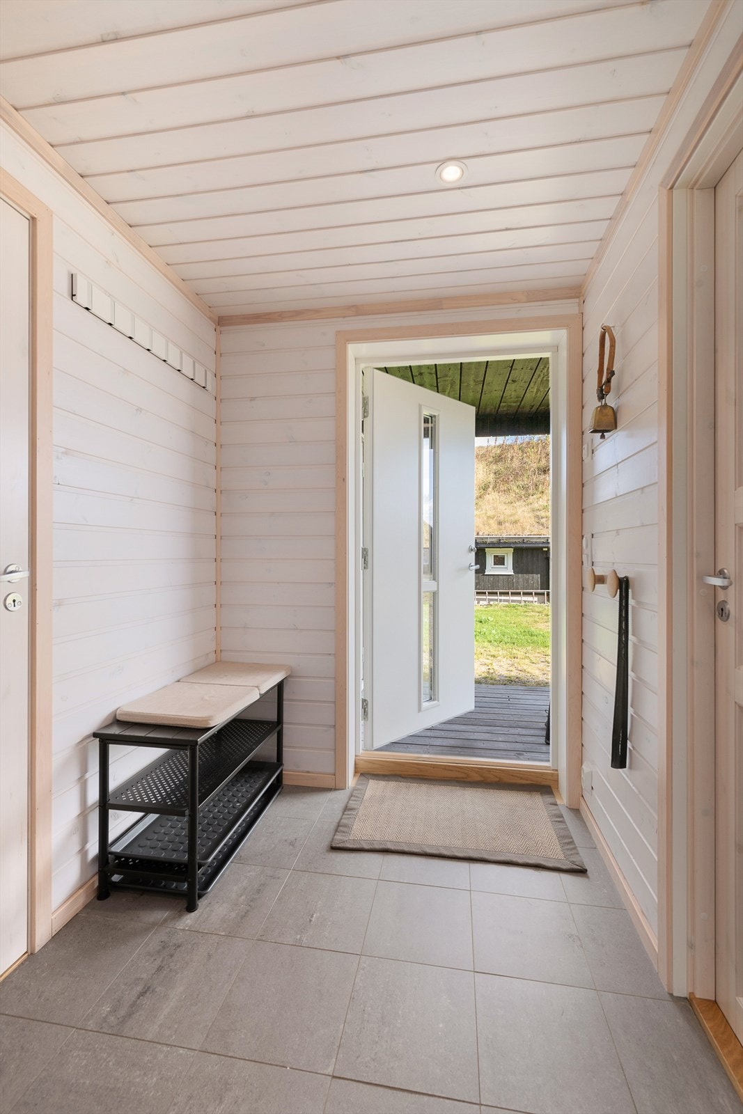 Muligheter til å henge fra seg yttertøy i gangen. Galleribilde