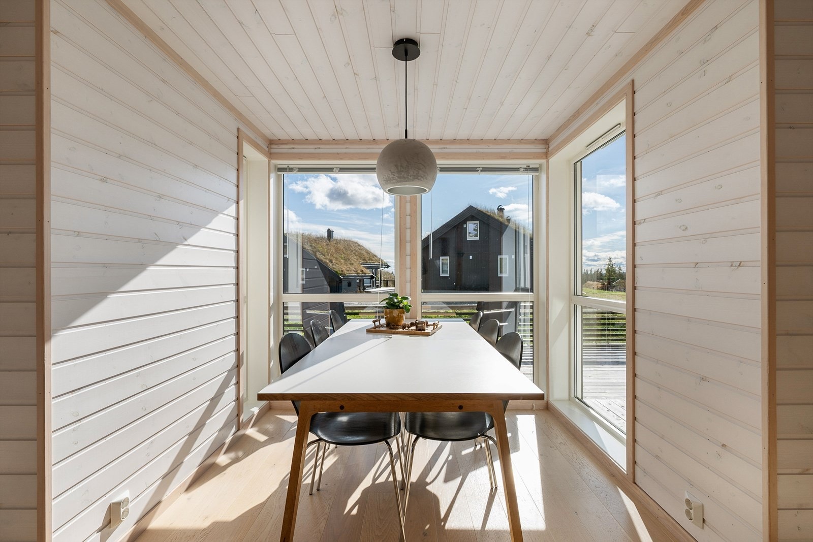 Hyggelig spiseplass med herlig lys inn. Galleribilde