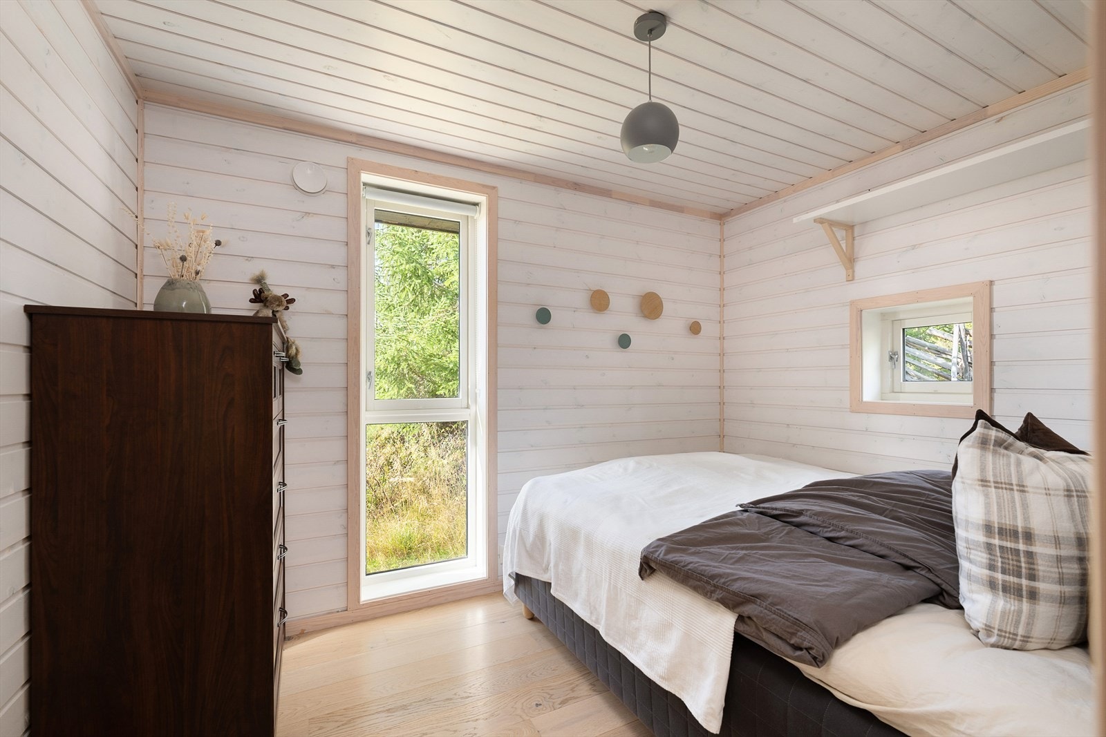 Plass til møbler for oppbevaring.Samme lyse og tidløse overflater på soverommene som på resten i hytta. Galleribilde