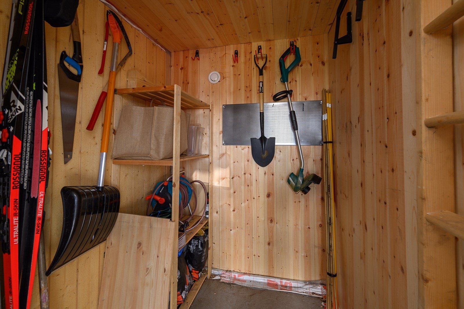 Sportsbod vis a vis inngangen. Galleribilde