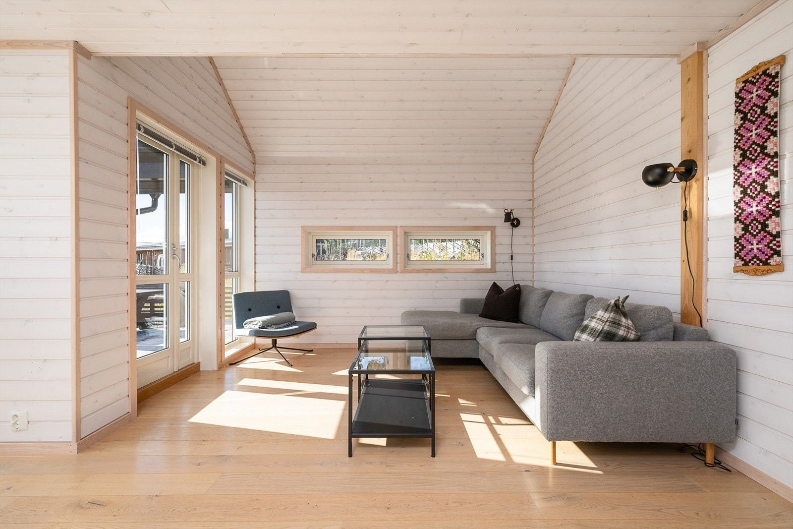 Det er en helhetlig og gjennomført stil i hytta med lyse overflater og lune gulv. Galleribilde