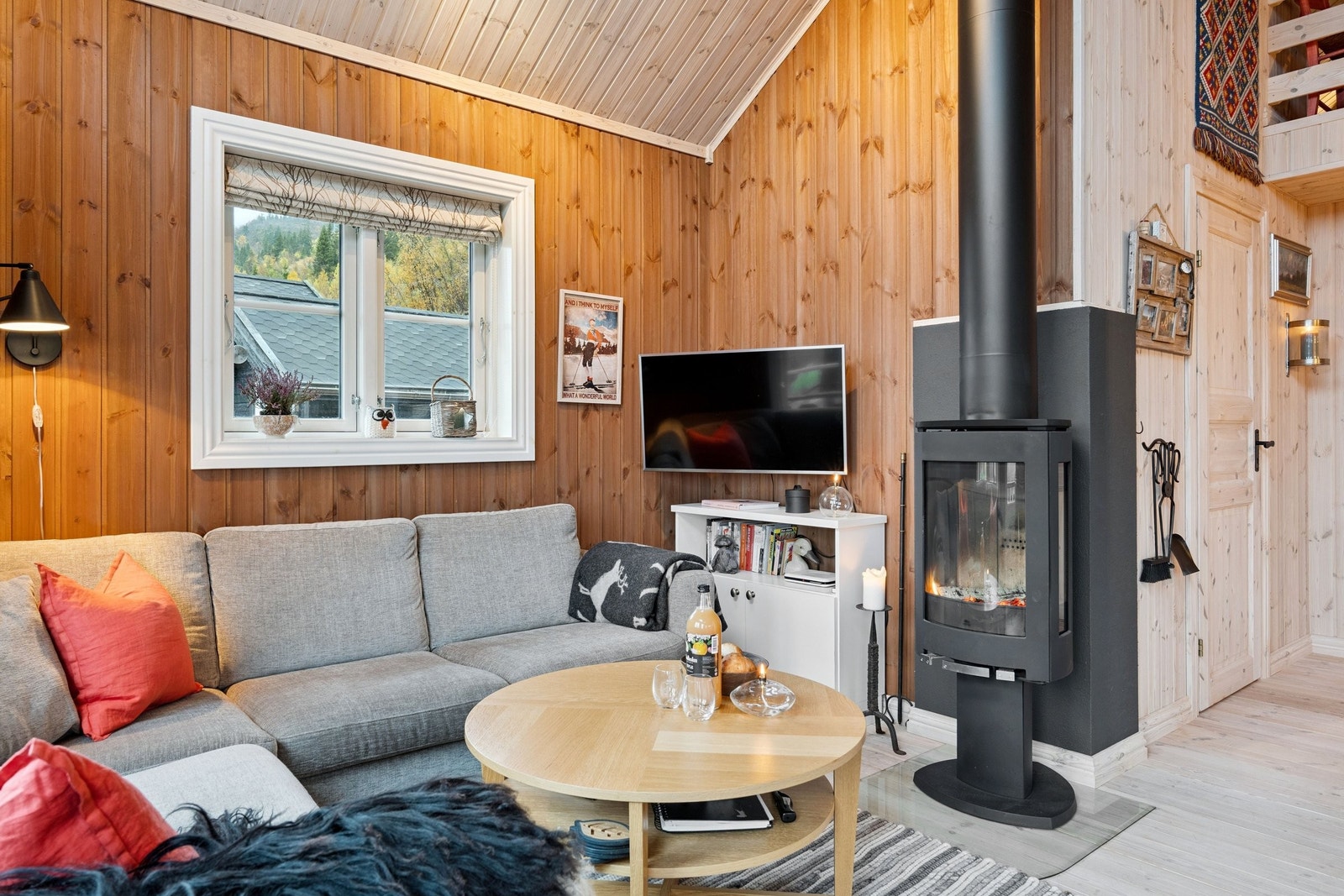 I tillegg til elektrisk oppvarming, er det en deilig peisovn i stuen. Galleribilde