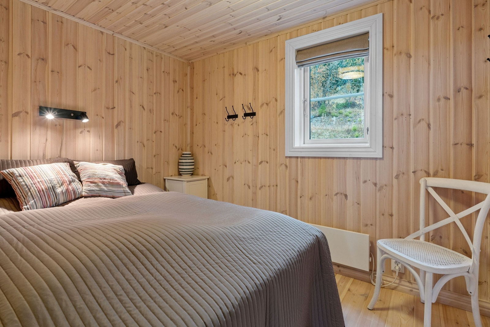 Soverom 1 med plassmonterte skap bygget av lokal snekker Galleribilde