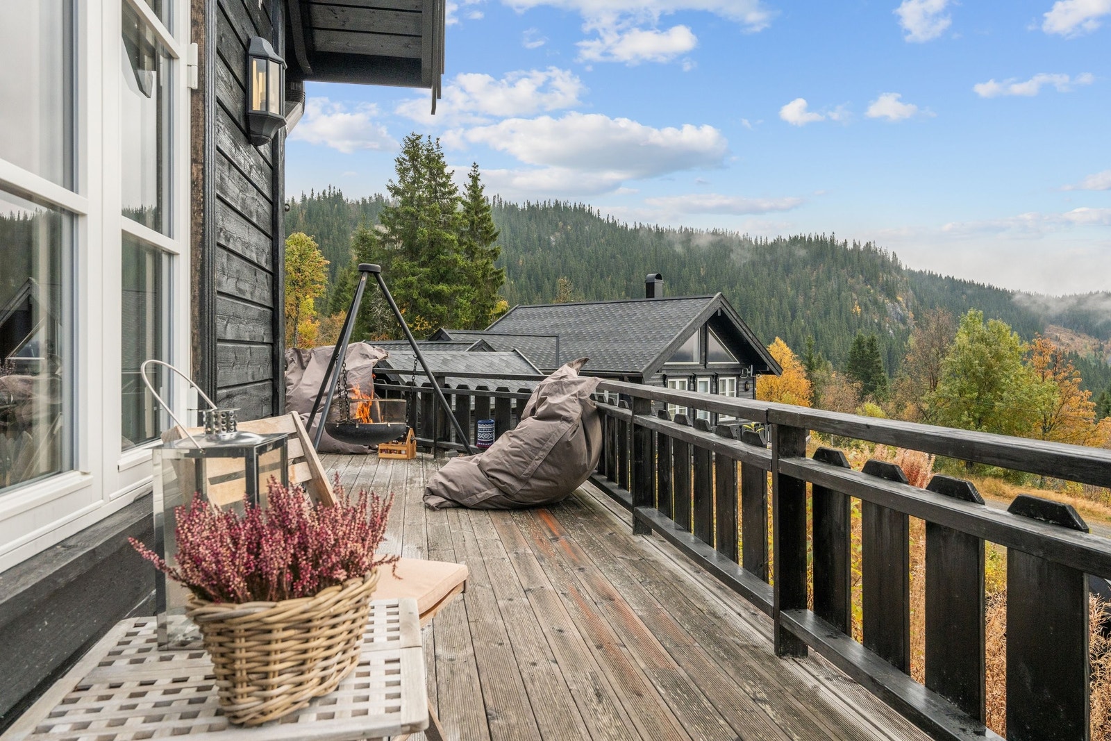 Hytta ligger attraktivt til på øvre rekke med flott utsikt over dalen Galleribilde