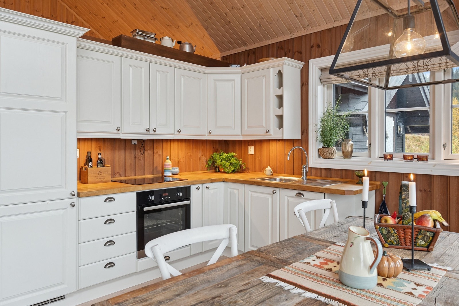 Fin kjøkkeninnredning med integrerte hvitevarer. I 2020 ble komfyren oppgradert med induksjonstopp Galleribilde