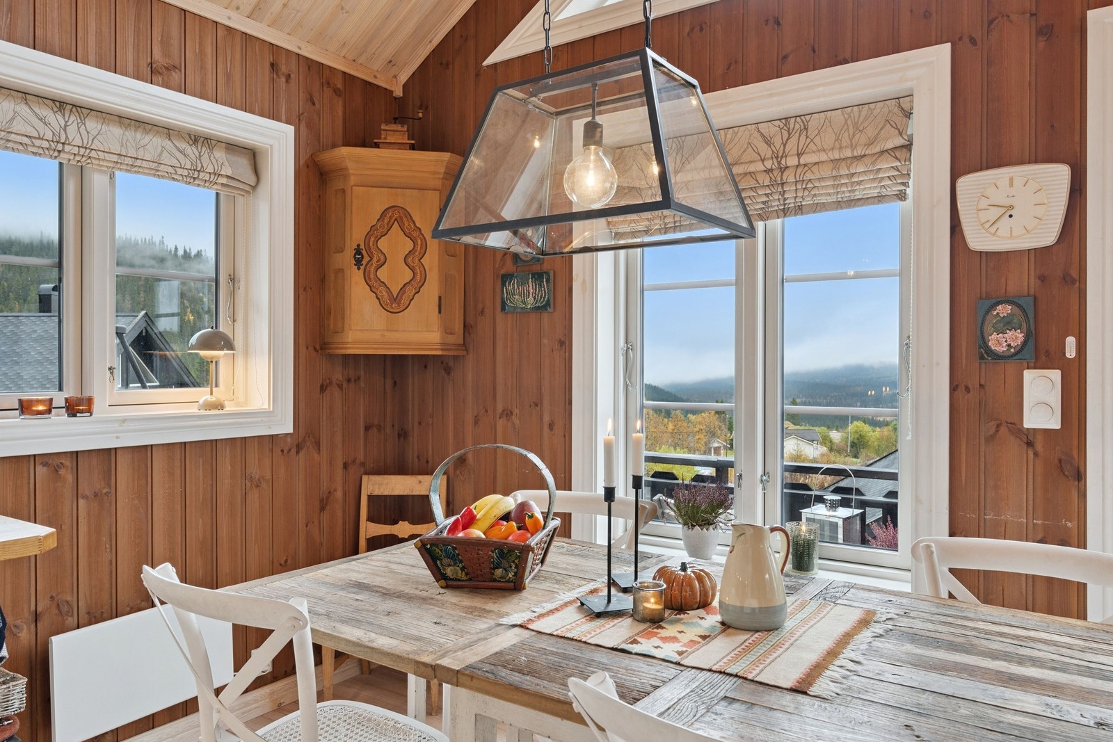 Alle vinduene har spesialsydde liftgardiner Galleribilde