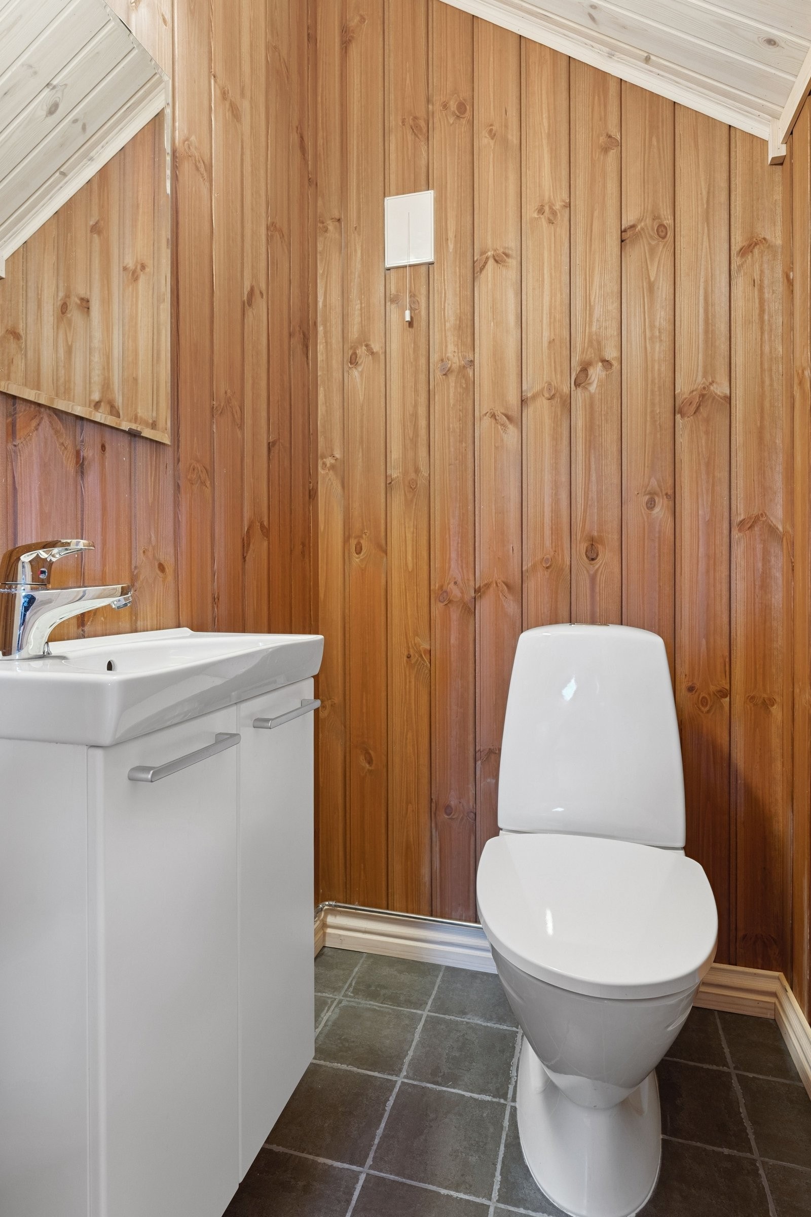 Annekset har også toalett med WC og vask. På baksiden av annekset finner du en praktisk sportsbod Galleribilde