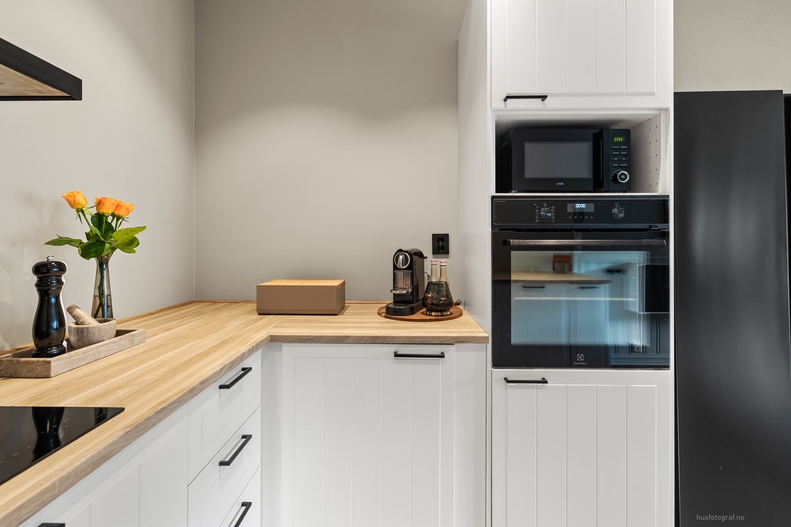 Kjøkkenet tilbyr rikelig med skapplass og gode arbeidsflater. Galleribilde