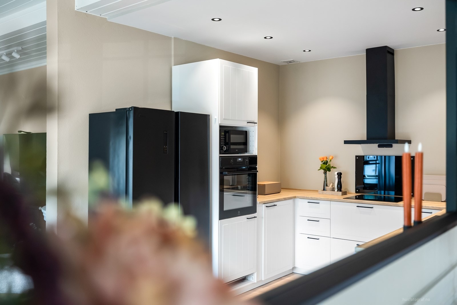 En praktisk glassplate bak vask og platetopp forenkler rengjøring. Galleribilde