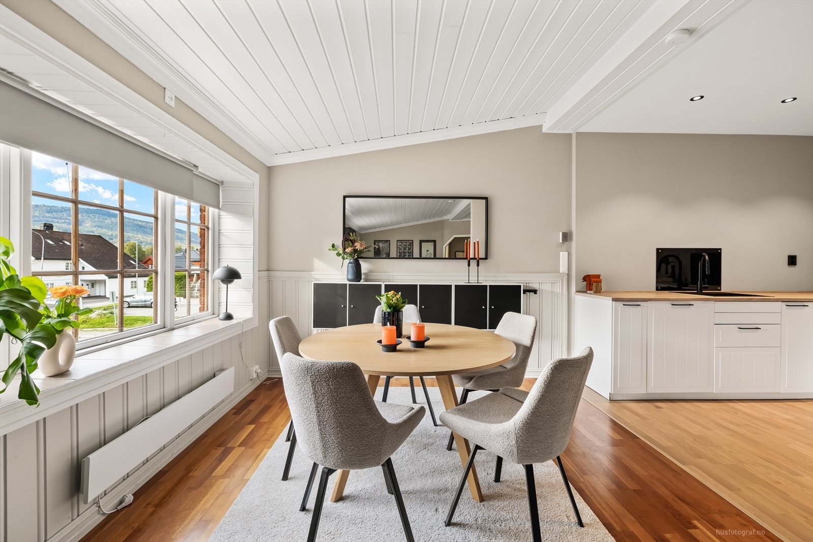 Med plass til et romslig spisebord kan man samle familie og venner for hyggelige kvelder. Galleribilde