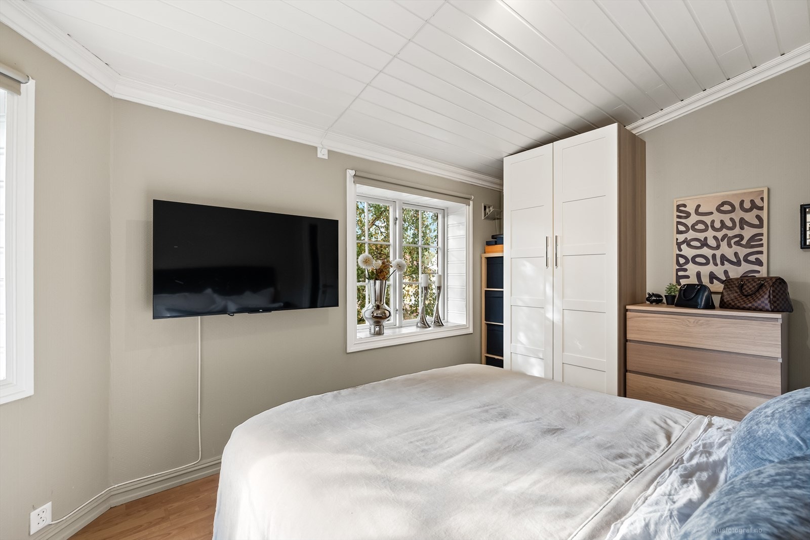 Hovedsoverommet har plass til dobbeltseng og garderobeskap. Galleribilde