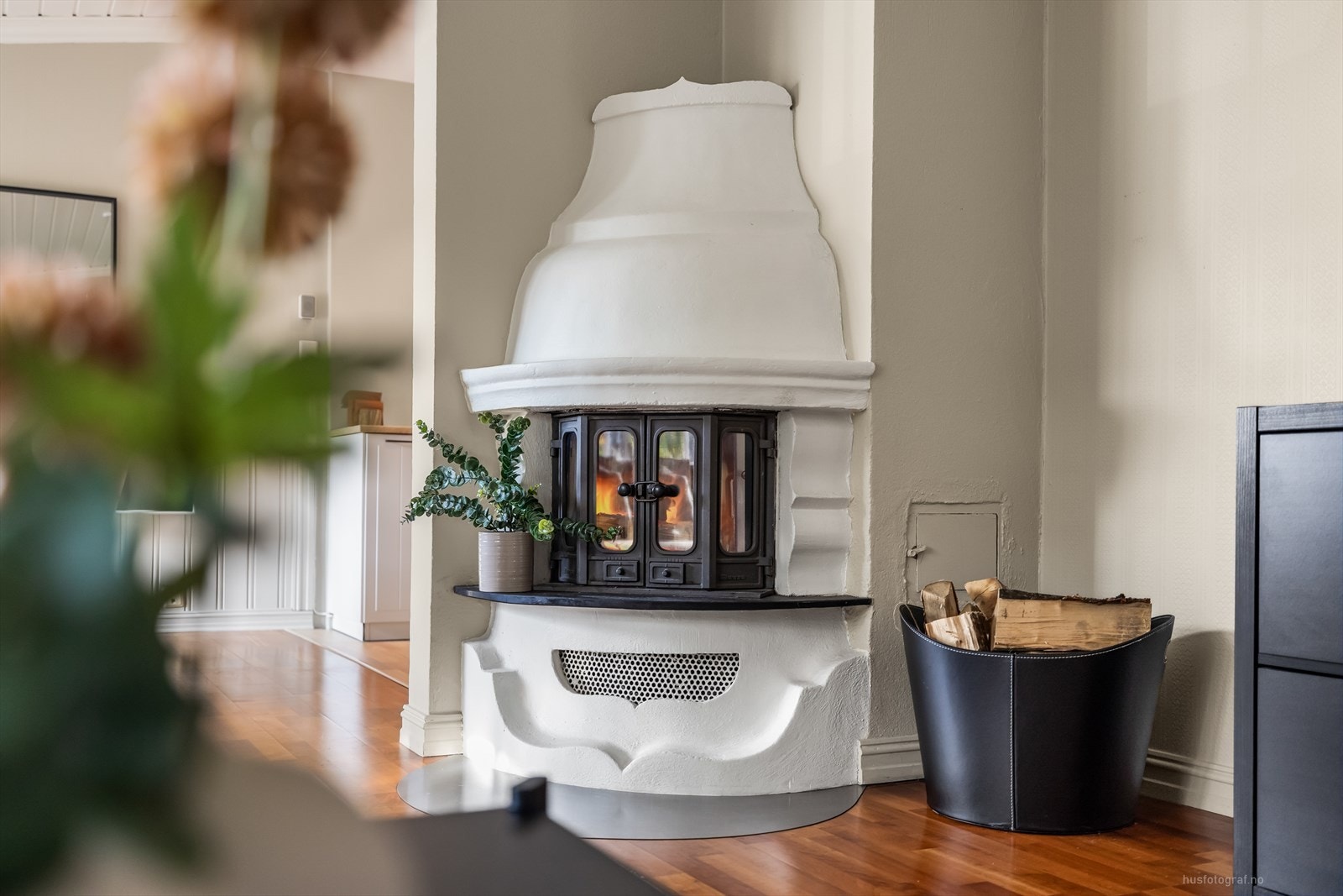 Rommet har godt lysinnslipp og en lun atmosfære, forsterket av en innmurt peisinnsats som gir både varme og hygge. Galleribilde