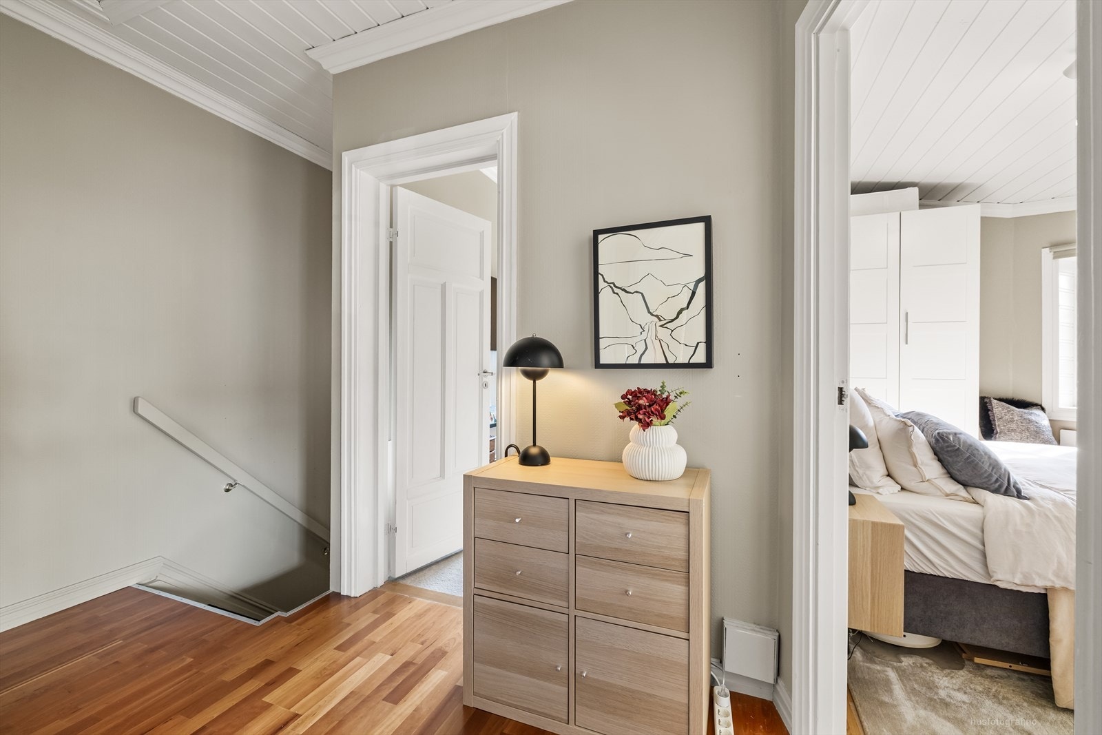 Leiligheten har inngang fra 1. etasje med trappeløp opp til 2. etasje. Galleribilde