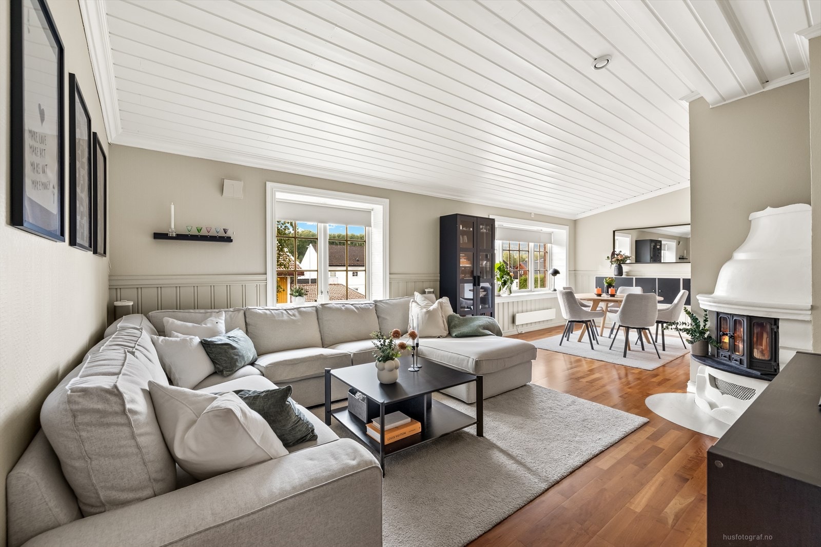 Leiligheten fremstår som moderne og stilfull, med tidsriktige materialvalg og gjennomtenkte løsninger. Galleribilde