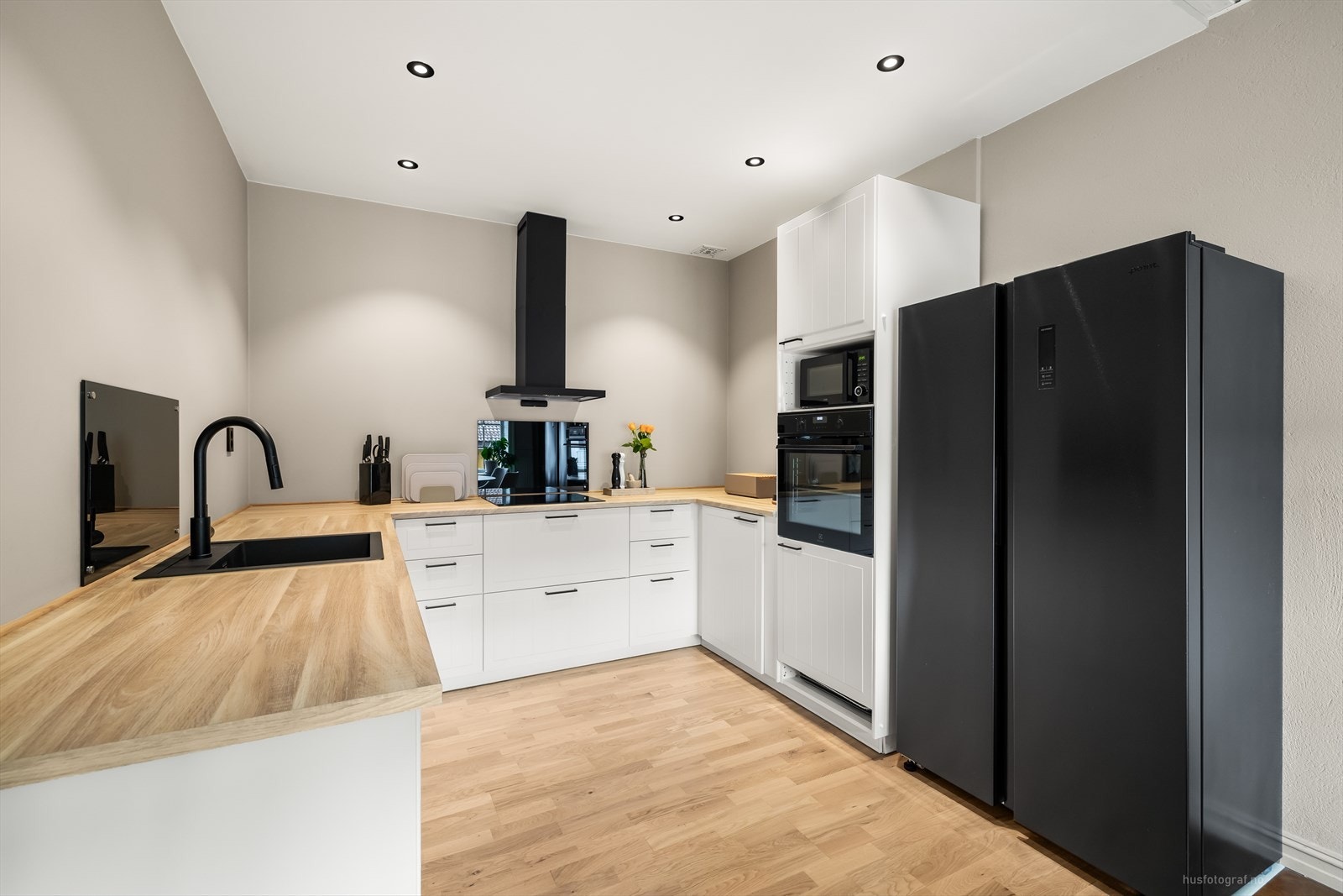 Det er integrert oppvaskmaskin, induksjonstopp, stekeovn, vannstoppsystem og komfyrvakt. Kjøl/fryseskap er frittstående. Galleribilde