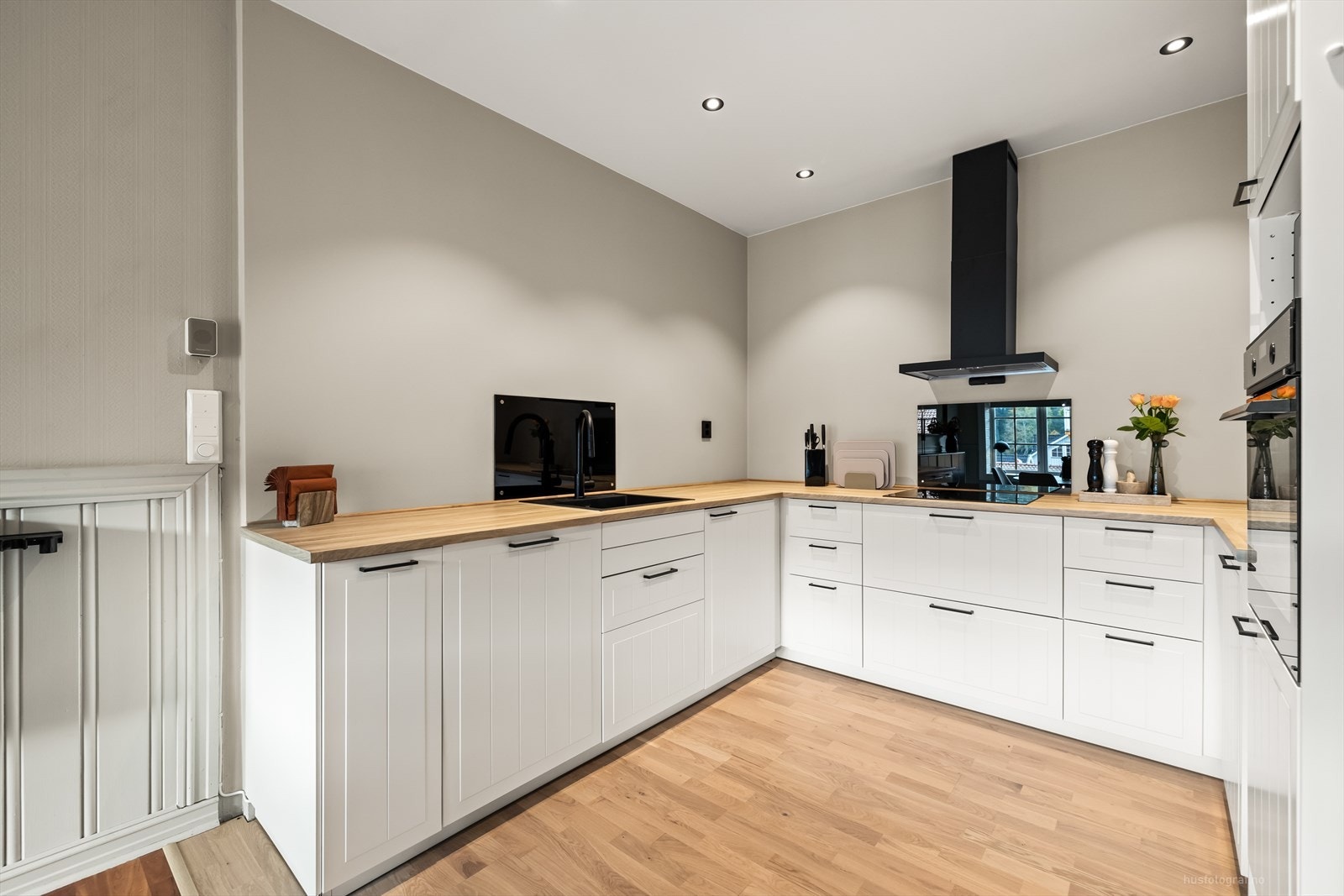 Kjøkkeninnredningen ble montert i 2024 og har klassiske, profilerte fronter og laminat benkeplate. Galleribilde