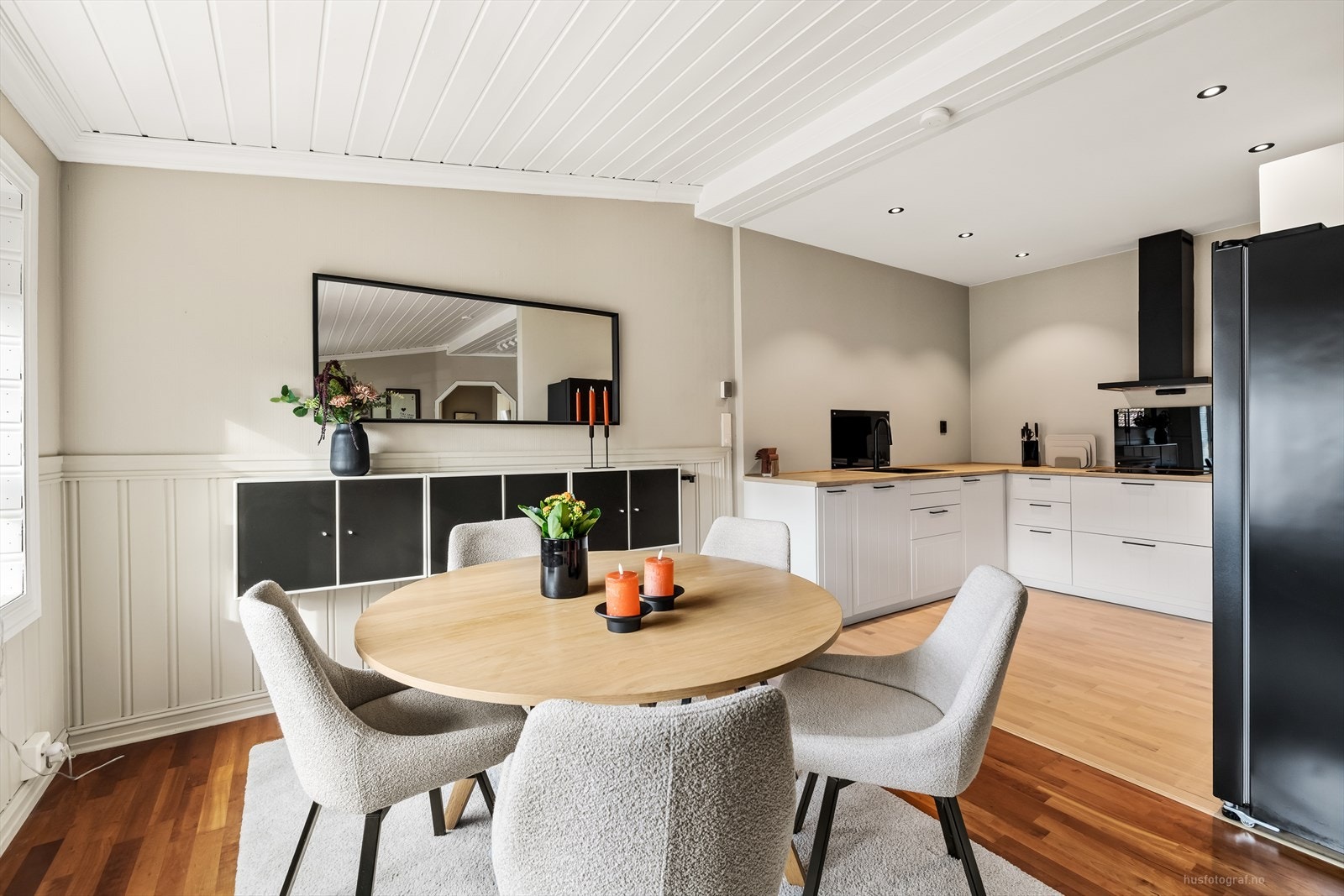 Den åpne løsingen lar deg holde kontakten med gjestene selv når du står på kjøkkenet. Galleribilde