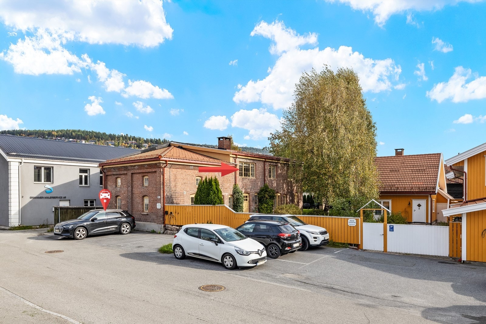 I tillegg disponeres en bod på ca. 4 m² i nabobygg og egen parkeringsplass på sameiets eiendom. Galleribilde