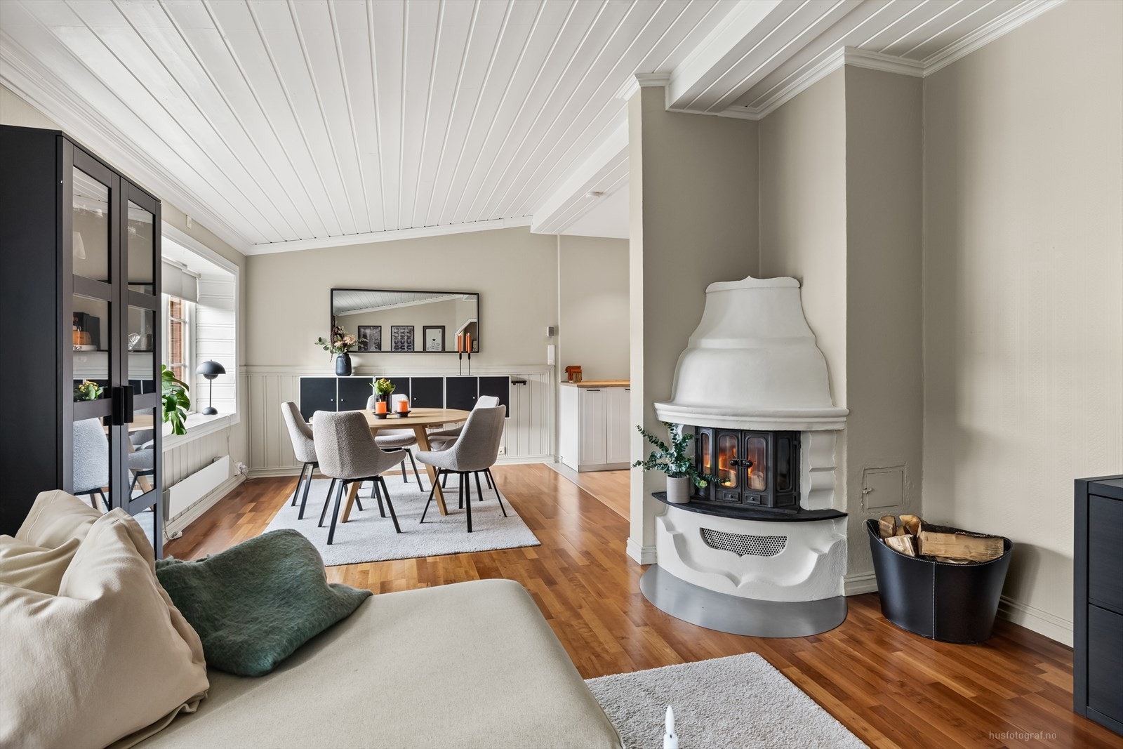 Rommet gir plass til både sofagruppe og spiseplass i naturlig tilknytning til kjøkkenet. Galleribilde