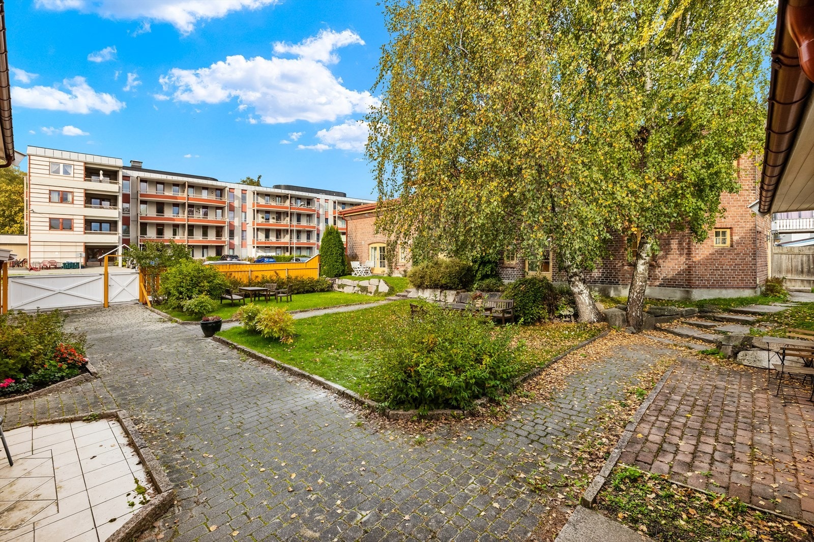 Interne gangstier belagt med belegningsstein og fin beplanting gir et flott førsteinntrykk. Galleribilde