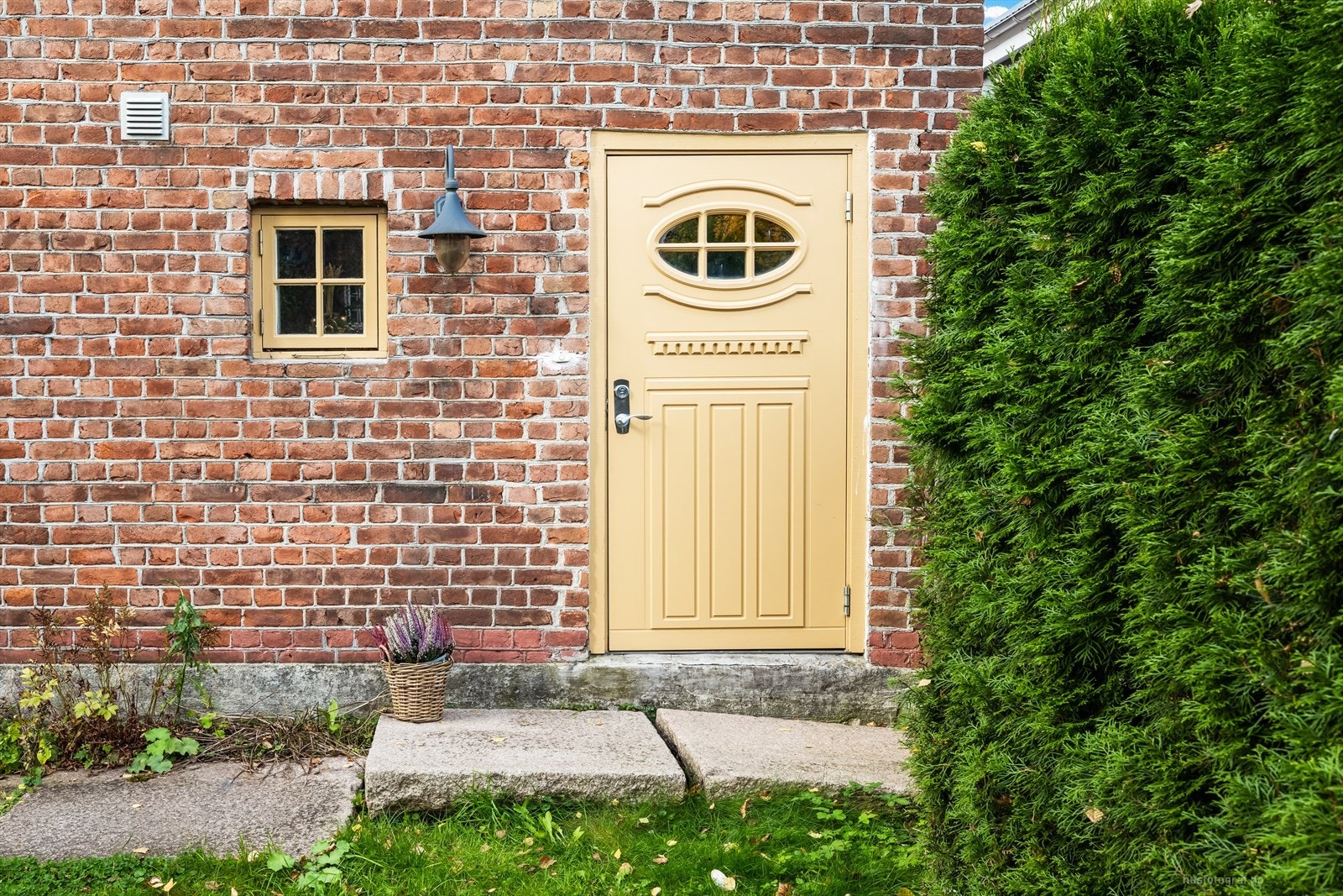 Leiligheten har en sjarmerende fasade og hyggelig adkomst med egen, privat inngang. Galleribilde