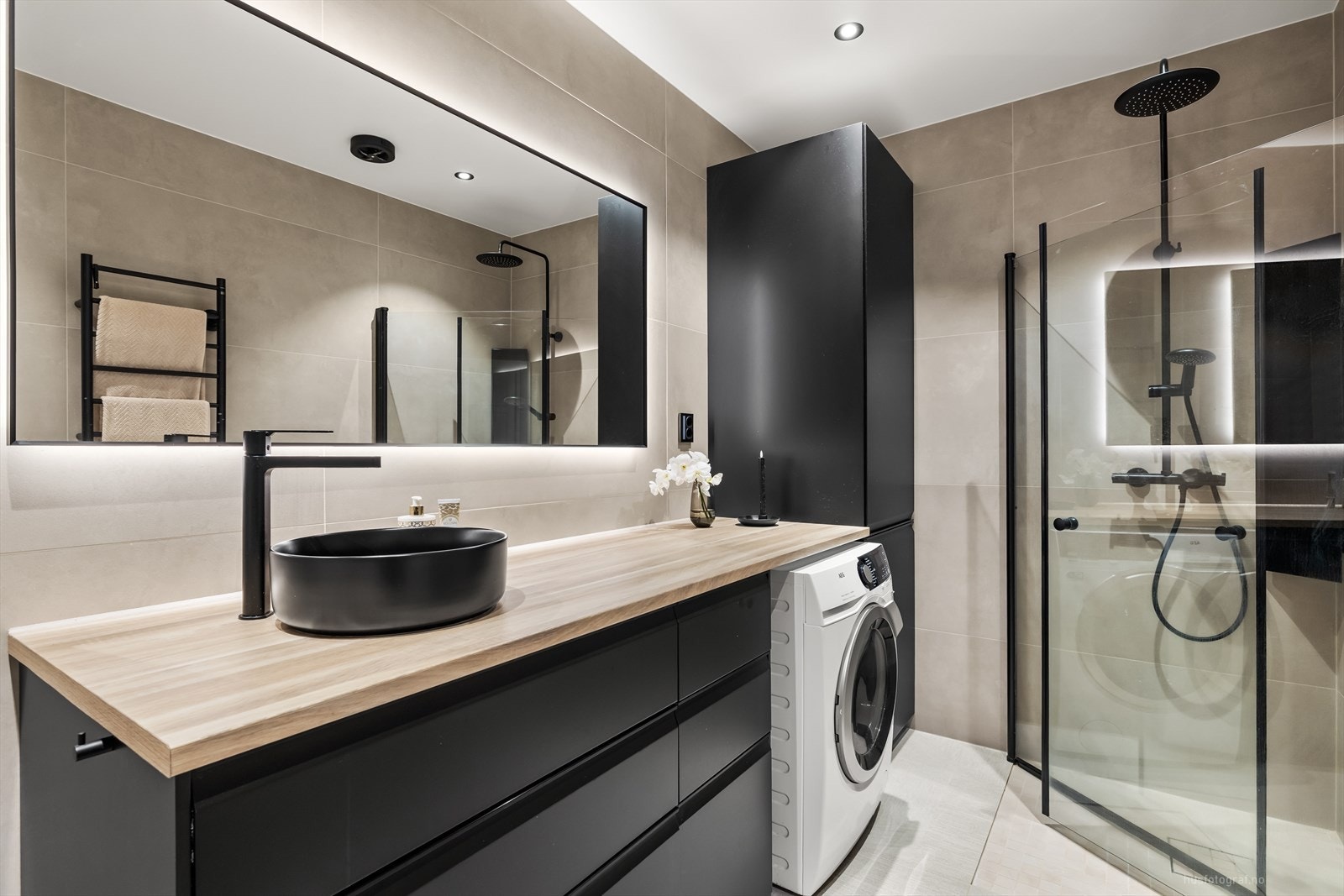 Badet ble bygget helt nytt i 2024 og fremstår moderne og stilrent, med lekre sorte detaljer. Galleribilde