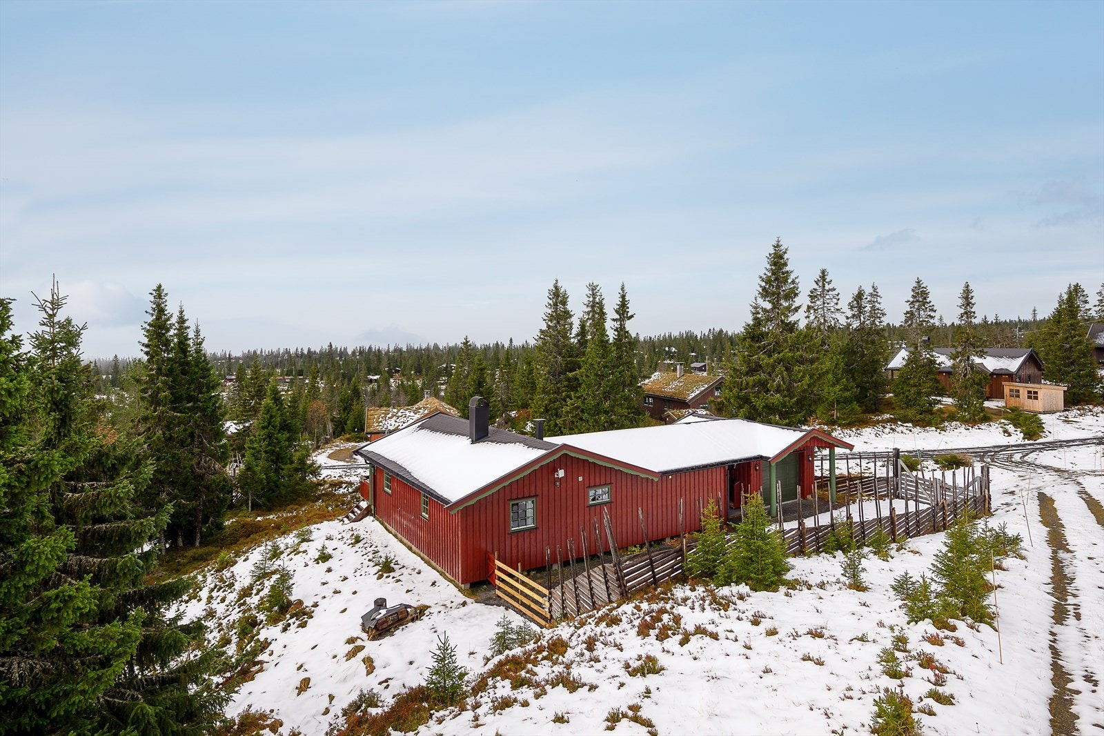 Biloppstillingsplass utenfor egen hytte. Galleribilde