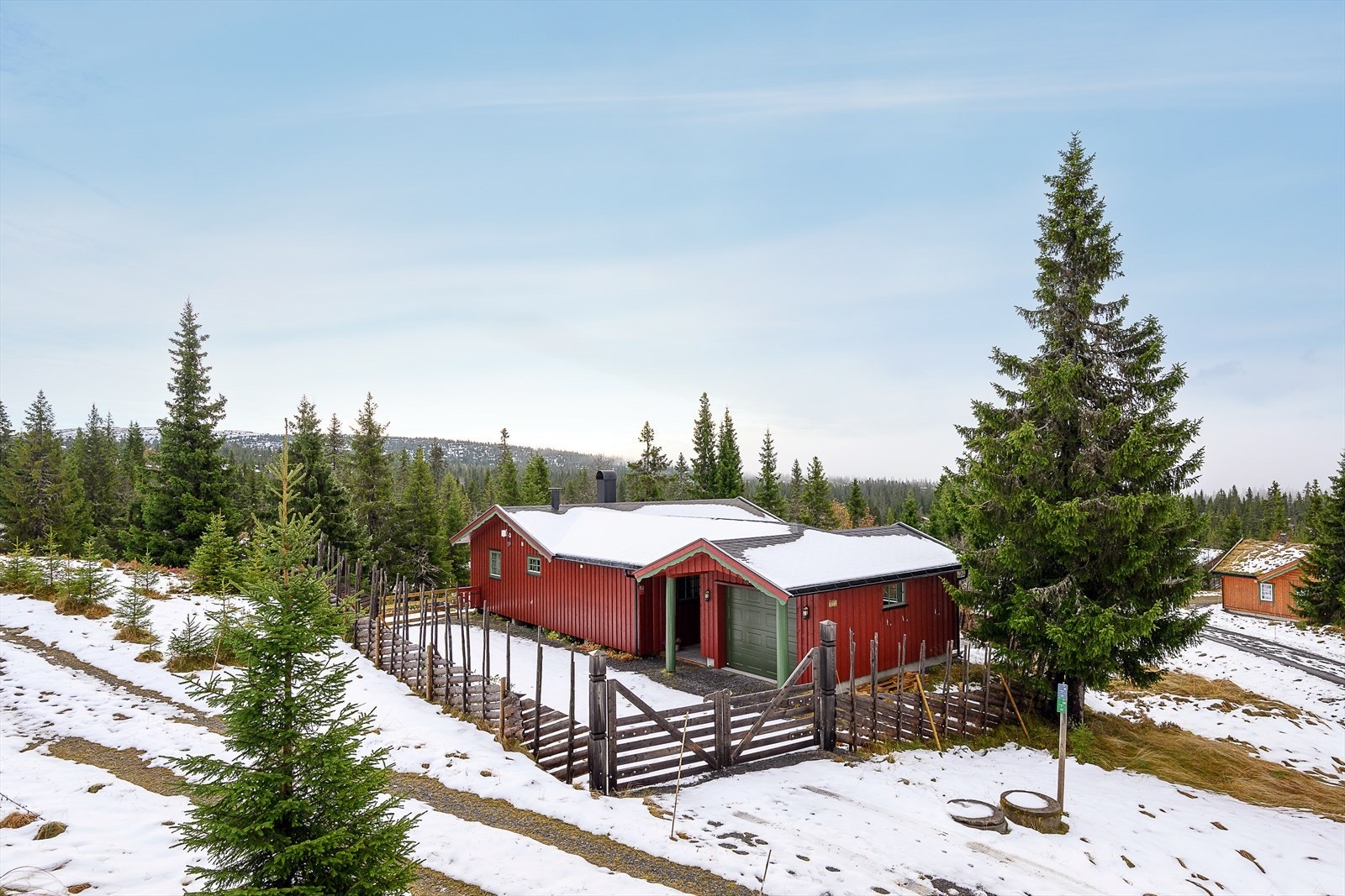 Trivelig og tiltalende fritidseiendom som består av hytte og garasje. Populær beliggenhet på Vassbakken på Sjusjøen. Galleribilde