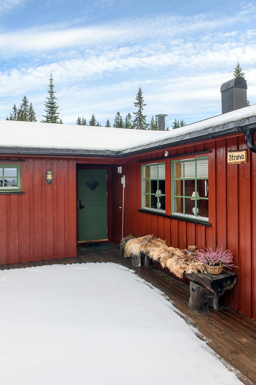 Inngangspartiet er i forbindelse med en romslige terrassen. Et lite overbygg over inngangsdøra. Galleribilde