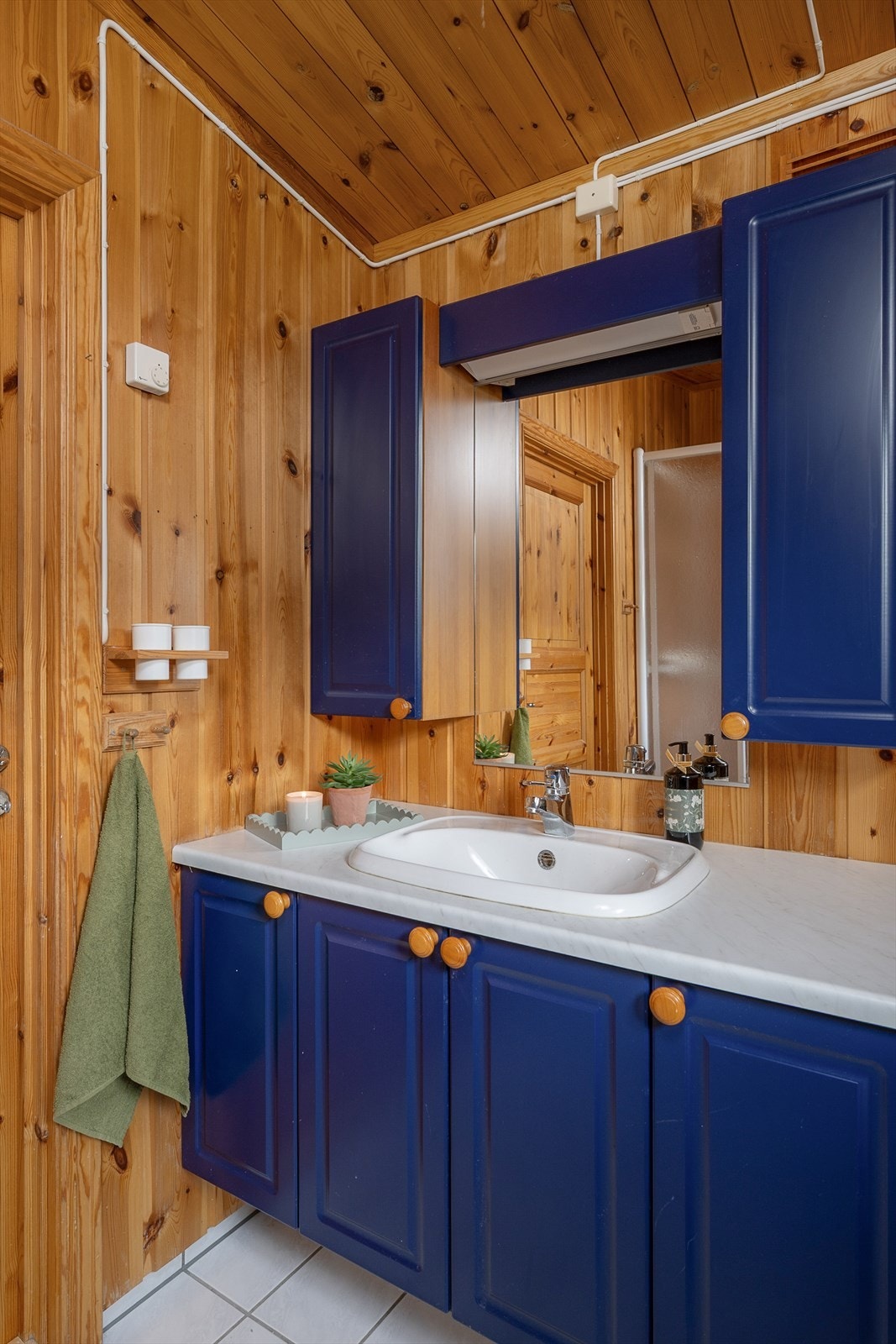 Baderomsinnrendingen har skap for god oppbevaring. Galleribilde