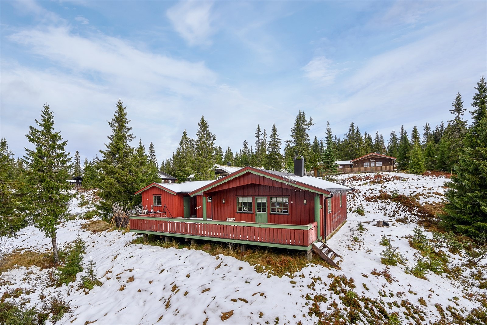 Tomten rundt hytta er delvis skrånende. Eiendommen ligger forholdvis skjermet for direkte innsyn. Galleribilde