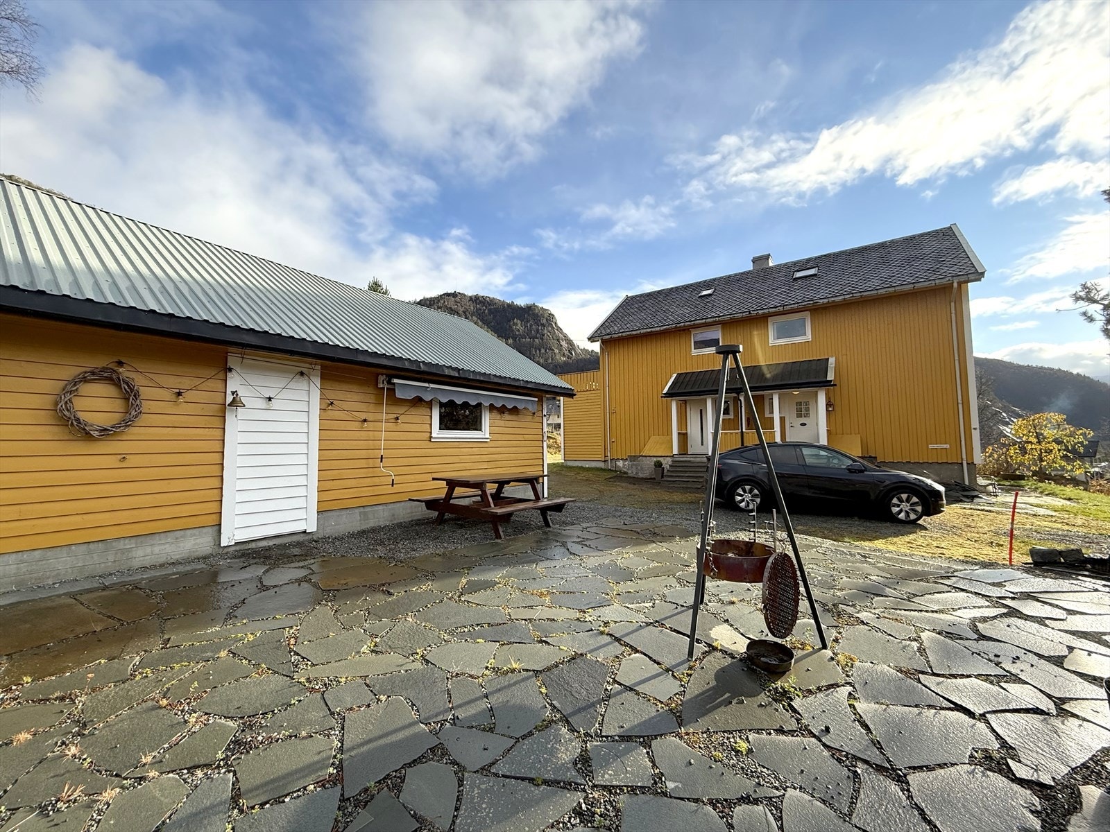 Romslig og pent opparbeidet uteområde Galleribilde