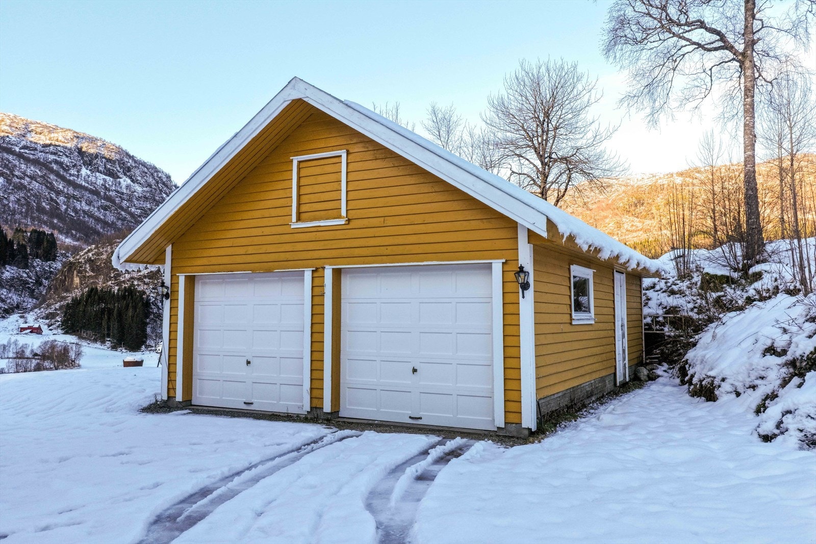 Garasje sammen med nabo. Venstre del tilhører eiendommen Galleribilde