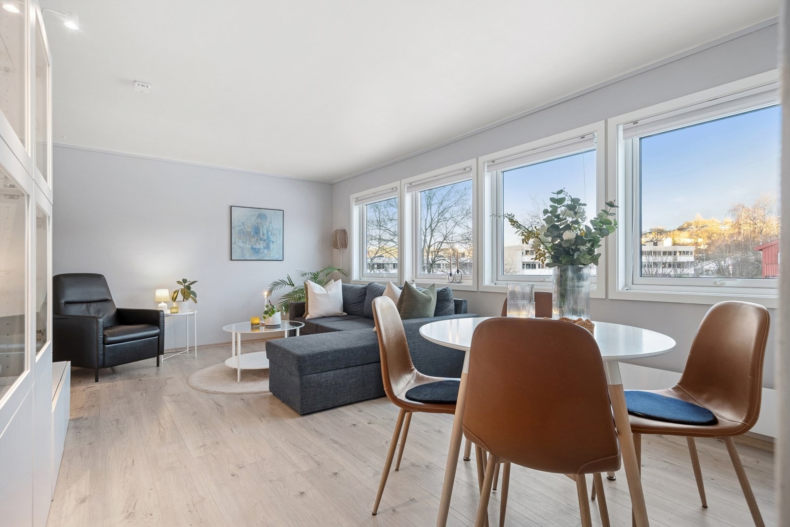 Velkommen inn til en lys og luftig stue med flere soner. Store vinduer gir mye naturlig lys inn. Det er montert solskjerming på innsiden av vinduene. Galleribilde