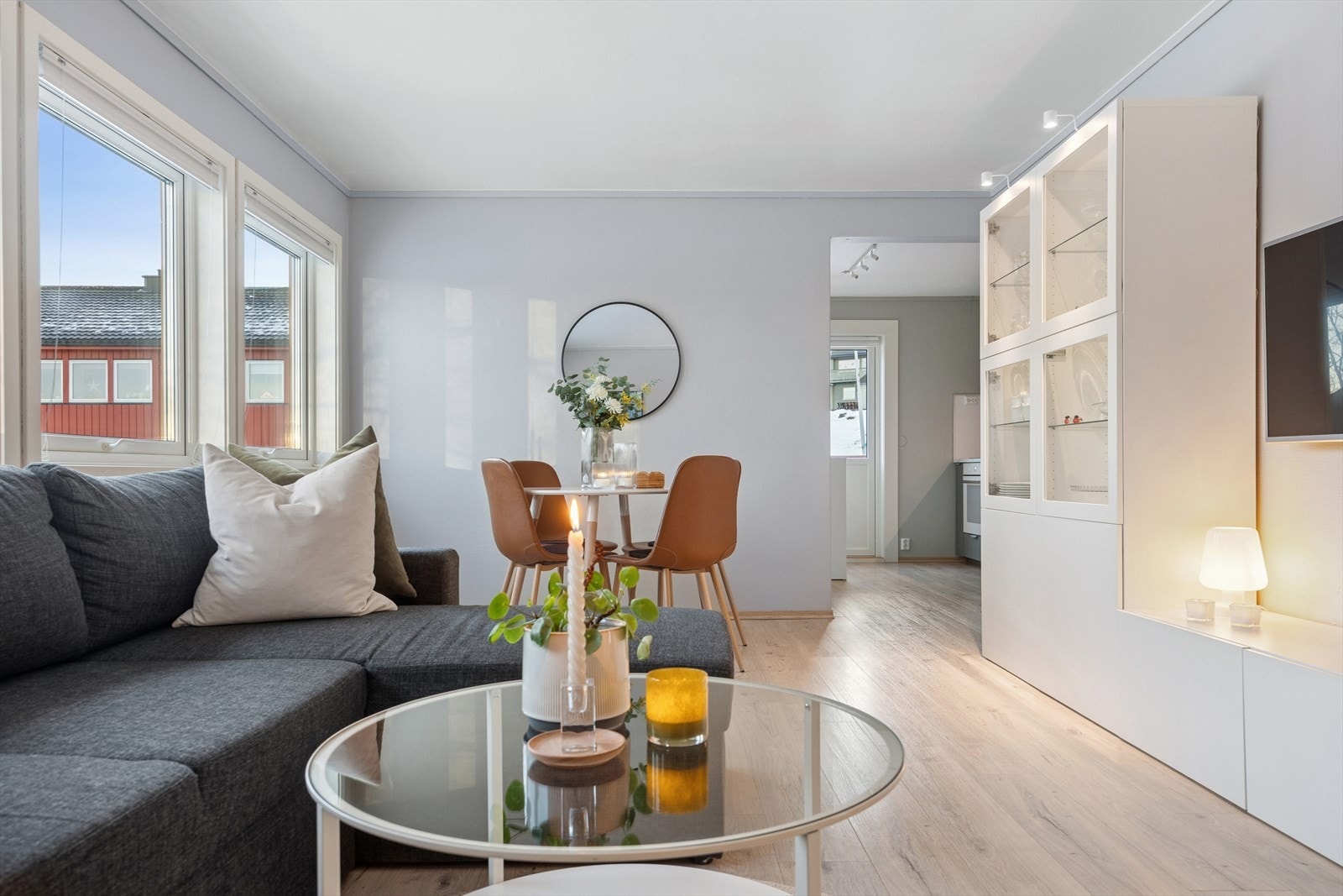 Stuen måler omtrent 19,1 kvm og har plass til både sofa og spisegruppe. Delvis åpen løsnign til kjøkken. Galleribilde