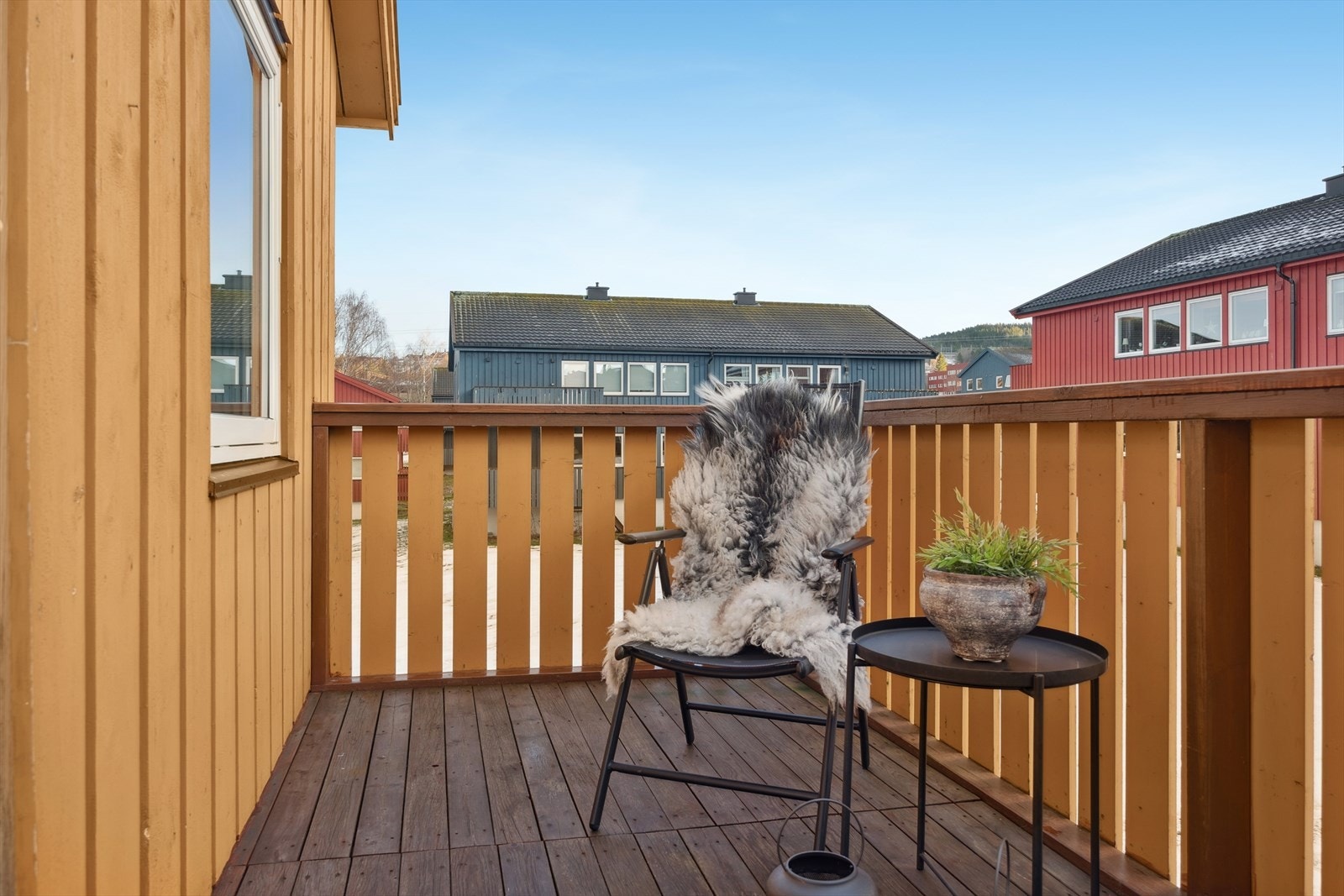 Her er det god plass til både sittegruppe, bord og grill. Galleribilde