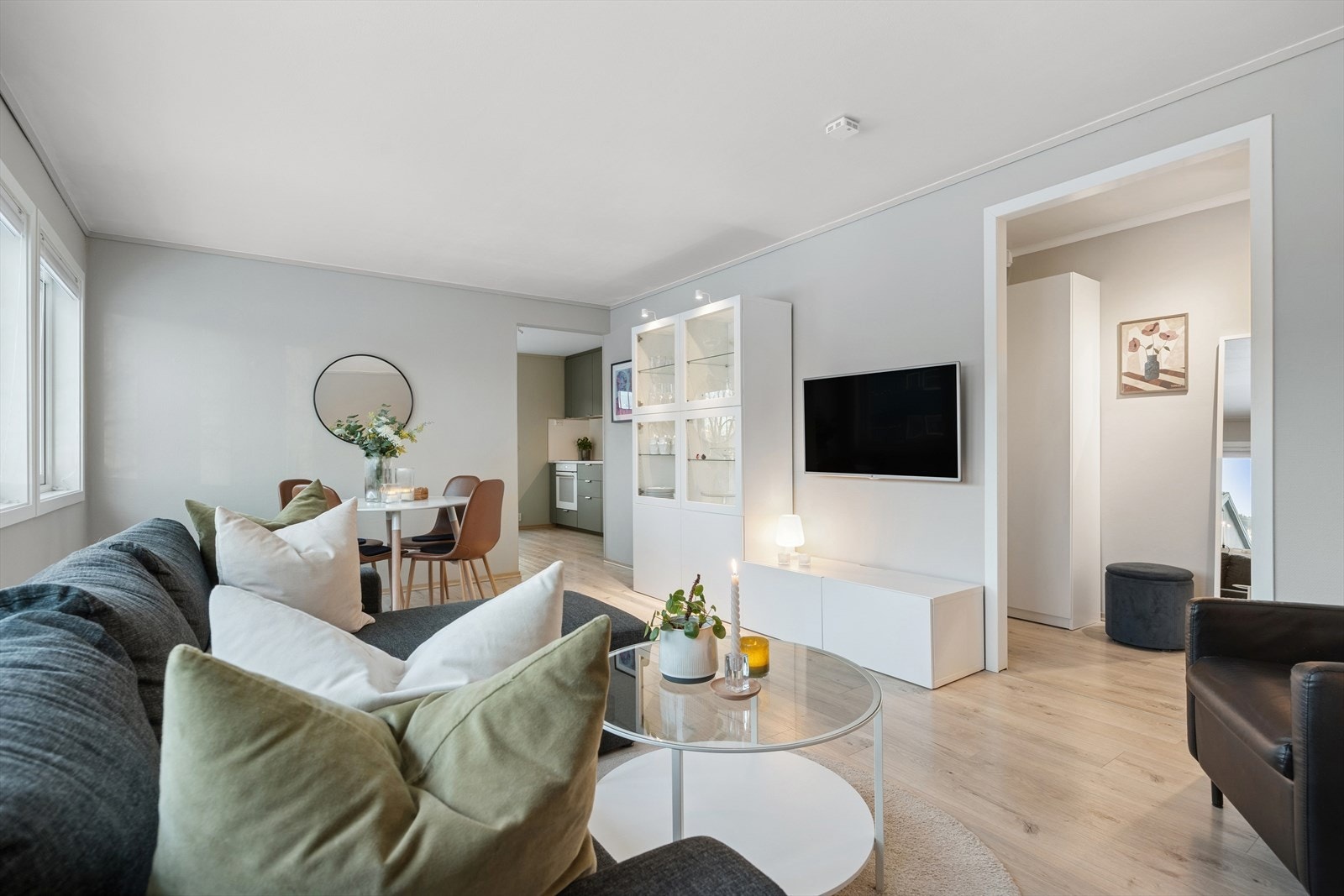 Den åpne planløsningen gir god plass til både avslapning og sosiale soner. Alle rom er malt i tidsriktige farger. Galleribilde