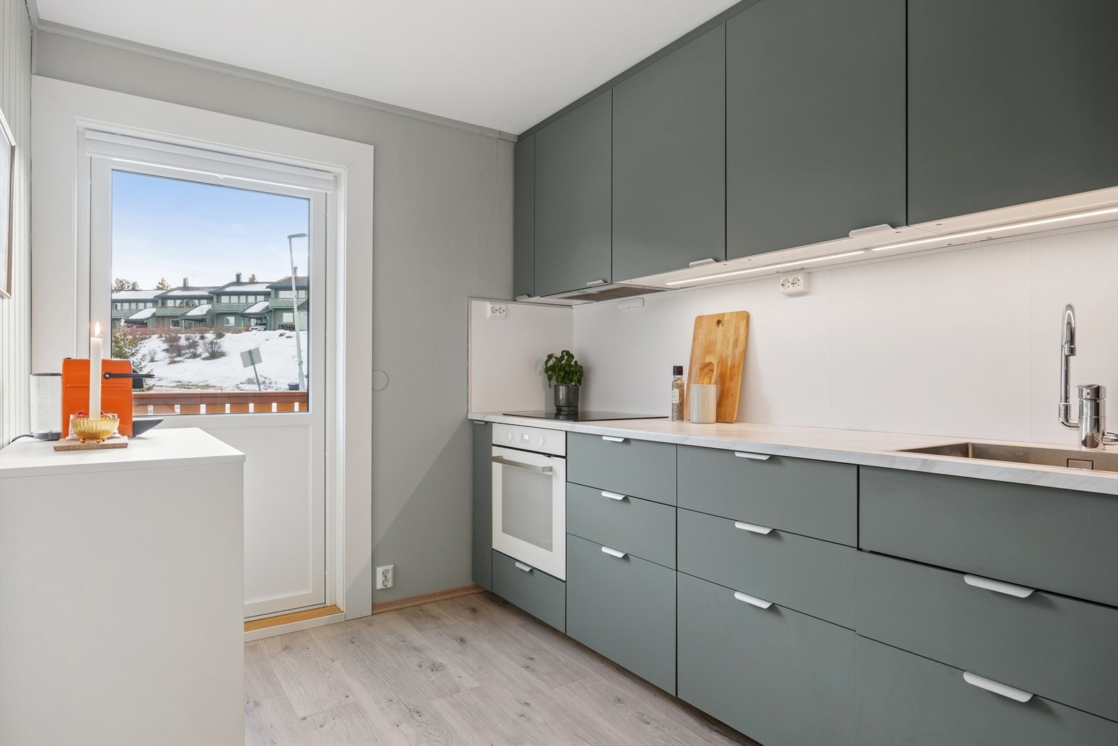 Lekkert kjøkken fra 2021 som måler omtrent 7,1 kvm. Godt med skap -og benkeplass samt utgang til sørvendt balkong med markise. Galleribilde