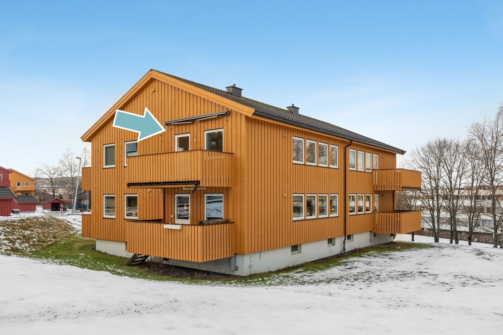 Leiligheten er en del av Solborg Borettslag som ligger sentralt på Nardo med store grøntarealer mellom byggene. Det er nylig utført vann -og el.sjekk i regi av borettslaget. Galleribilde