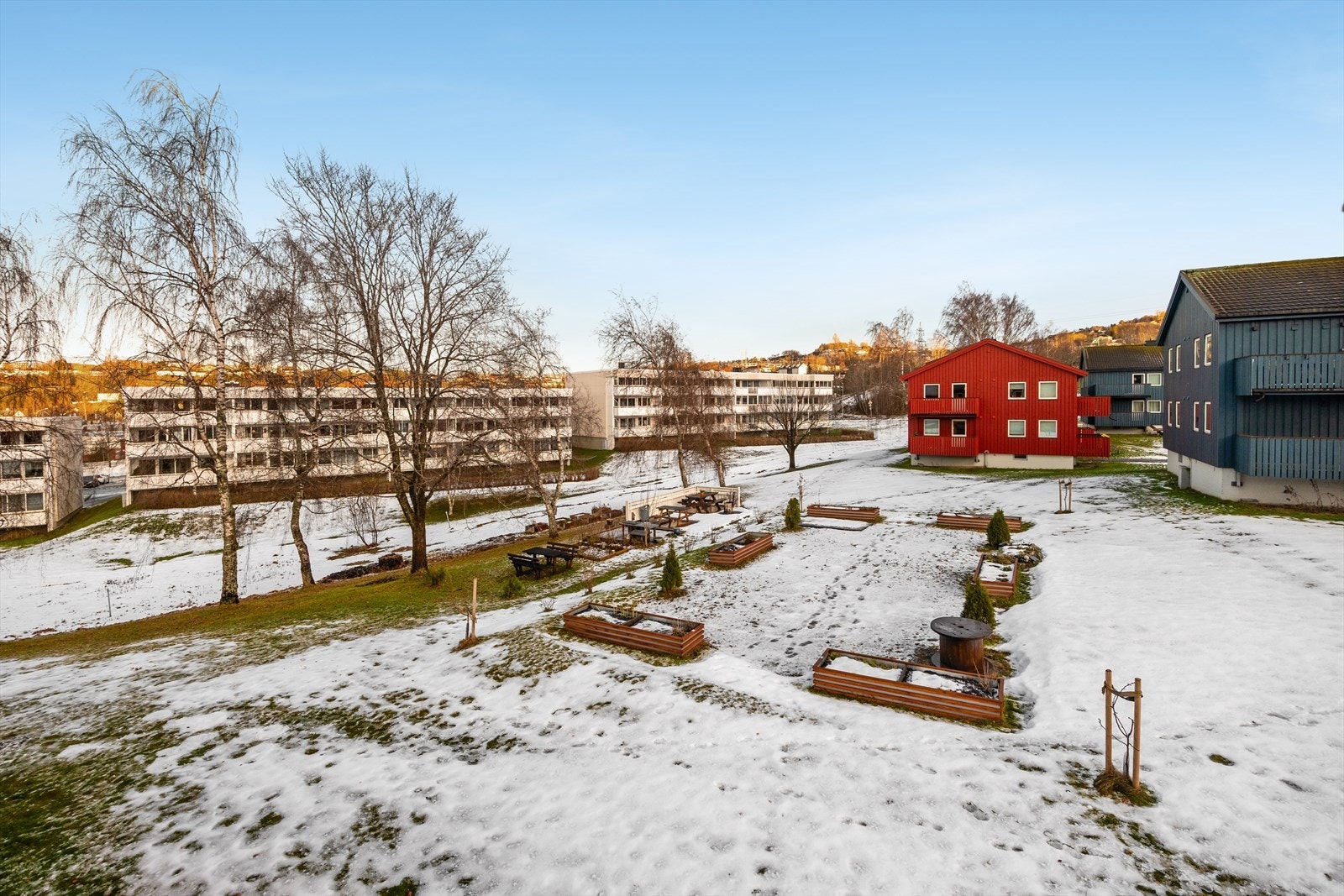 Borettslaget ligger nært de fleste servicefasiliteter med bl.a lege, apotek, bank, restaurant og dagligvare på Nardosentret. Galleribilde
