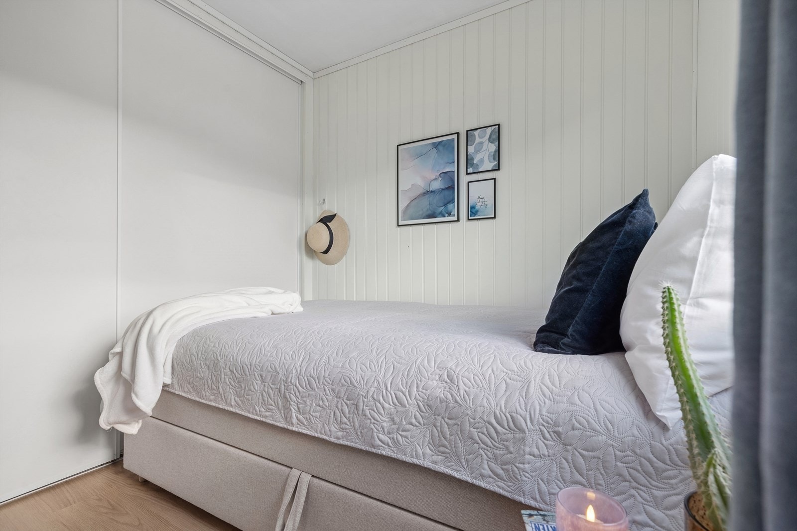 Her er det plass til dobbeltseng, tilhørende nattbord og ønsket garderobeløsning. Galleribilde