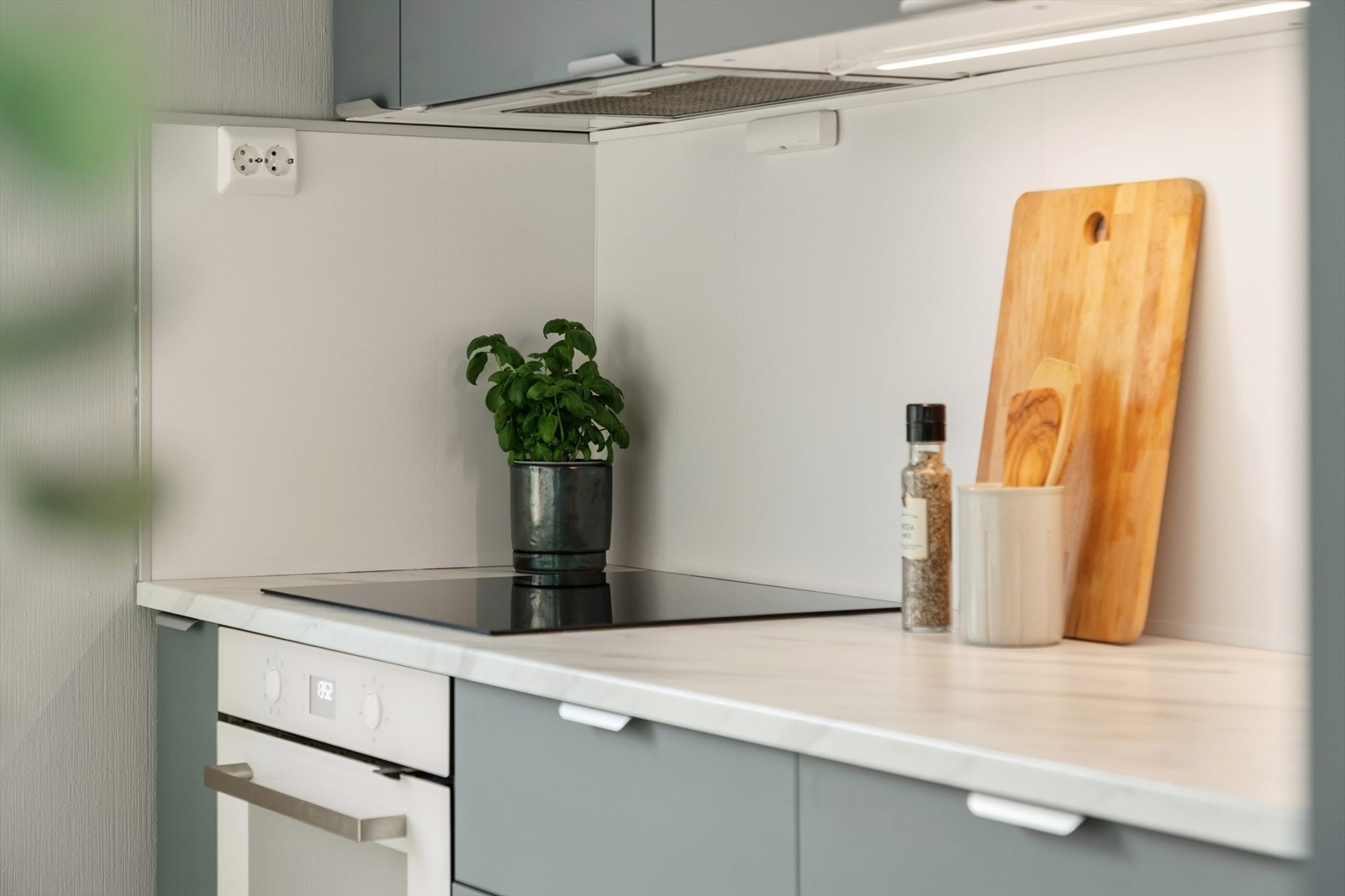 Her er det god benkplass og mye lagringsplass i overskap og skuffer. Galleribilde