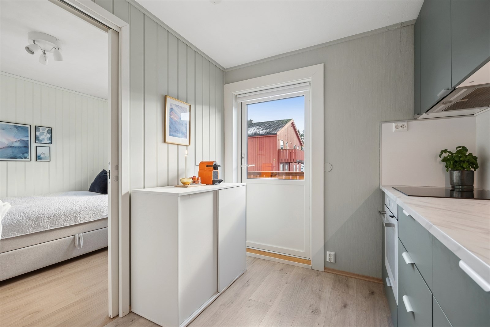 Fra kjøkkenet er det direkte utgang til leilighetens balkong. Praktisk skyvedør inn til soverom som har stor garderobe. Galleribilde